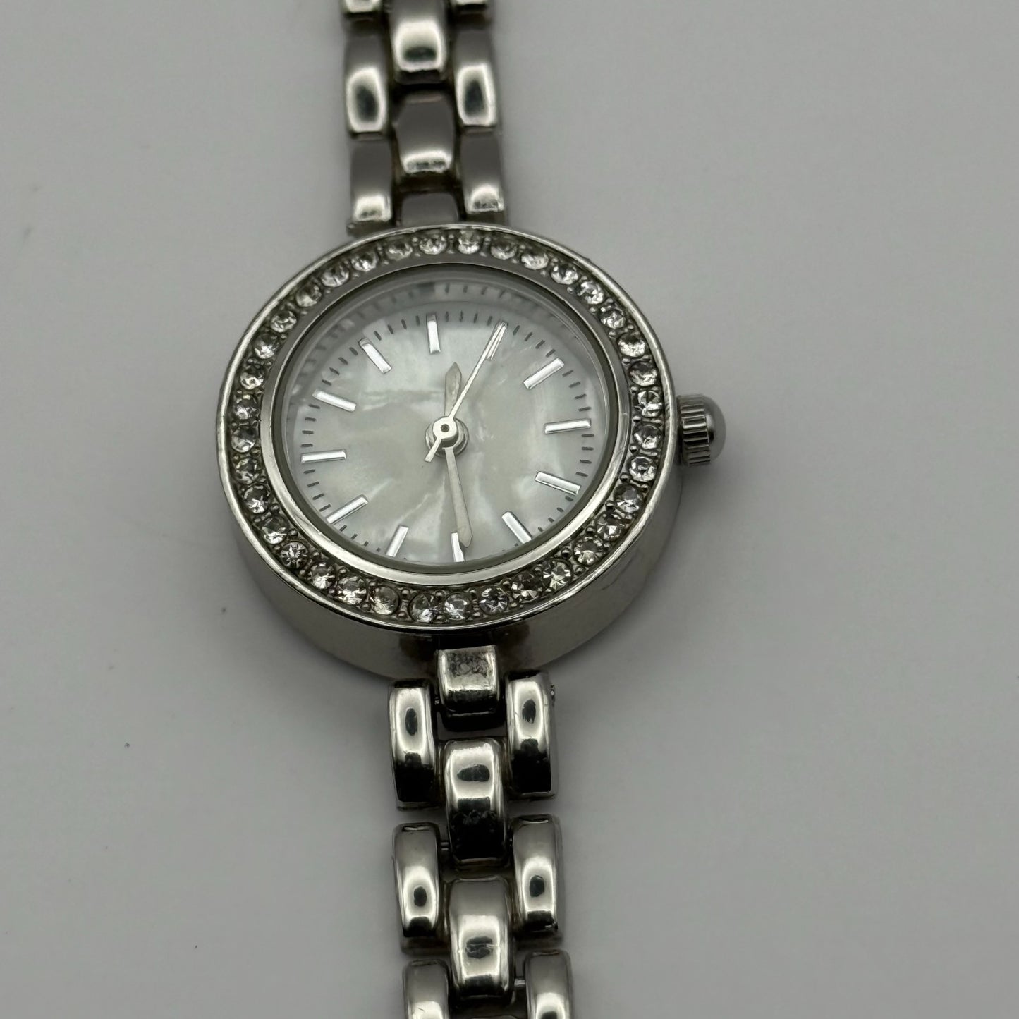 Avon Ladies Quartz Watch Mother of Pearl Dial Silver Tone Bracelet Working 21mm