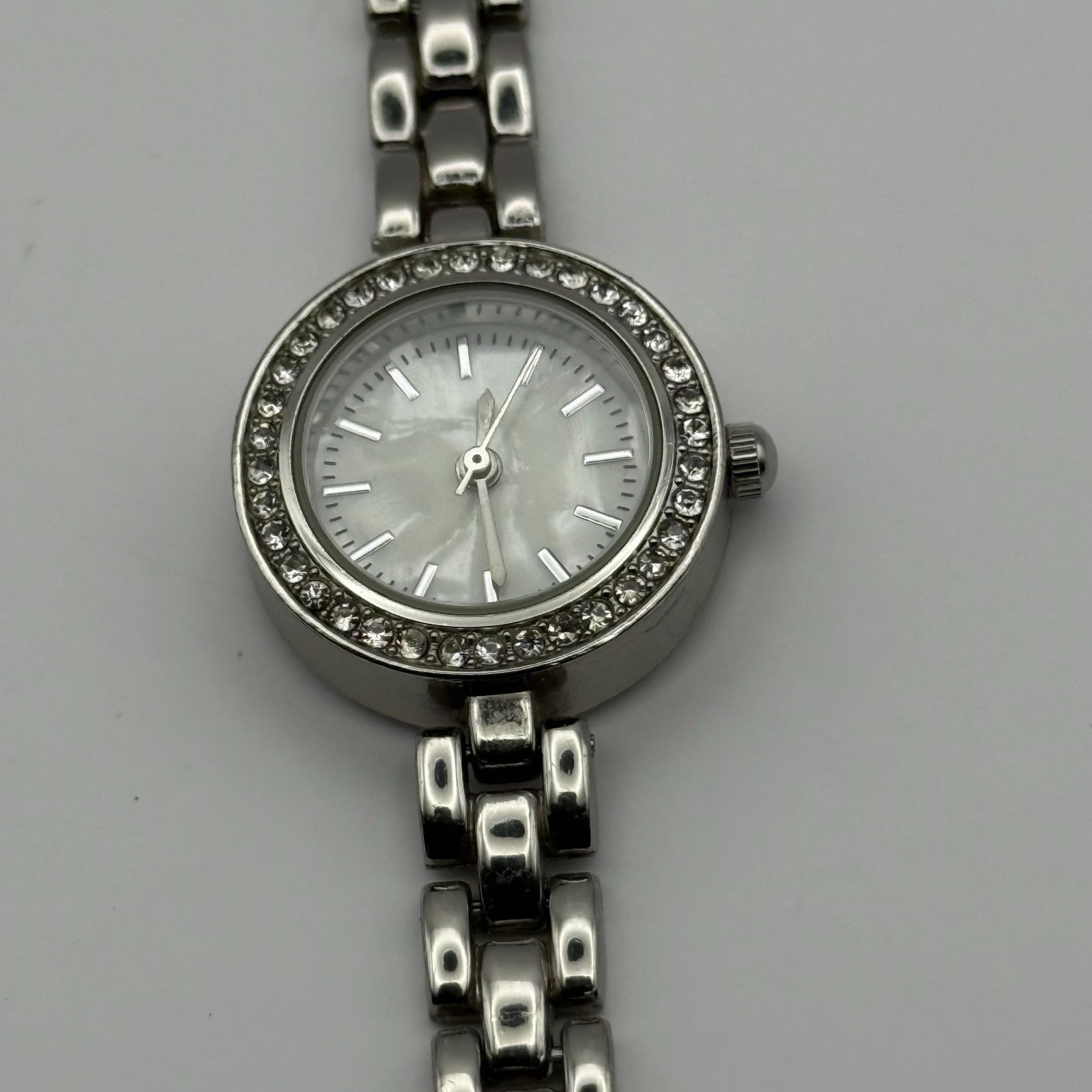 Avon Ladies Quartz Watch Mother of Pearl Dial Silver Tone Bracelet Working 21mm