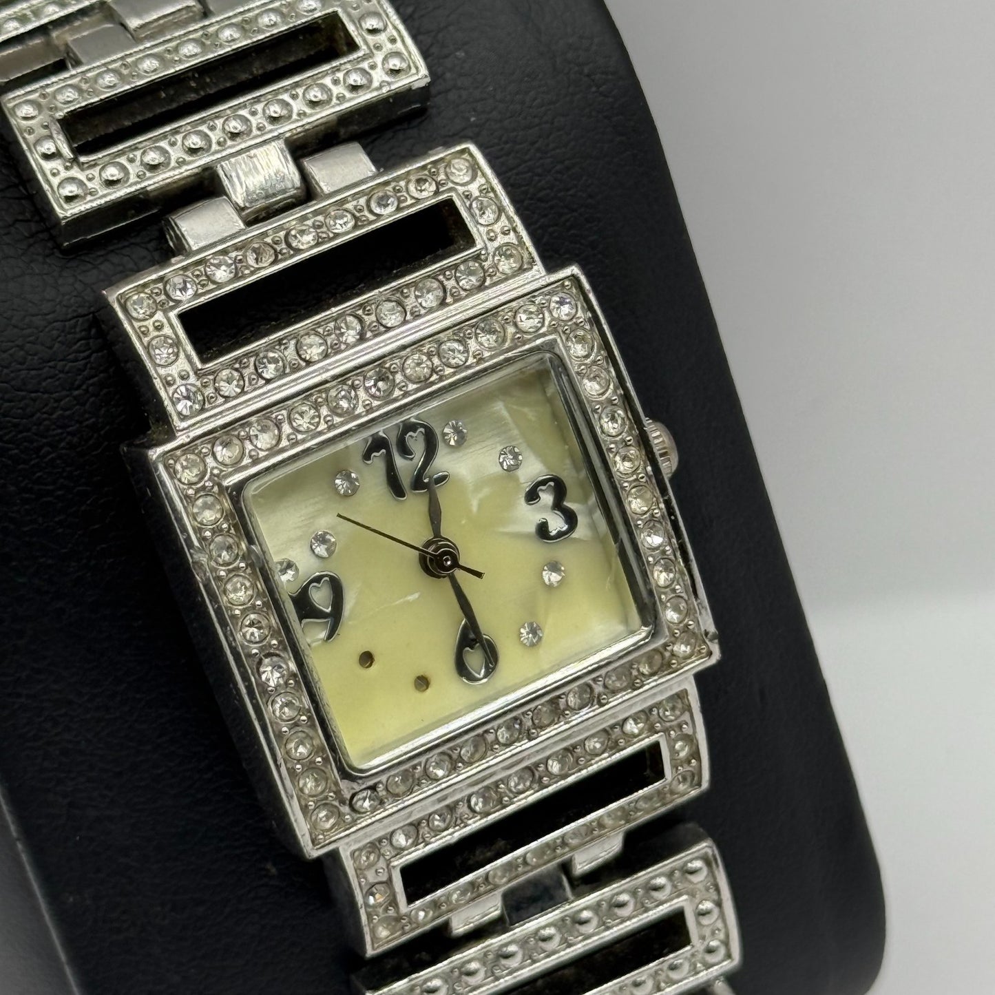 Elegant Ladies Quartz Watch Crystal Accents Silver Tone Bracelet Working 24mm