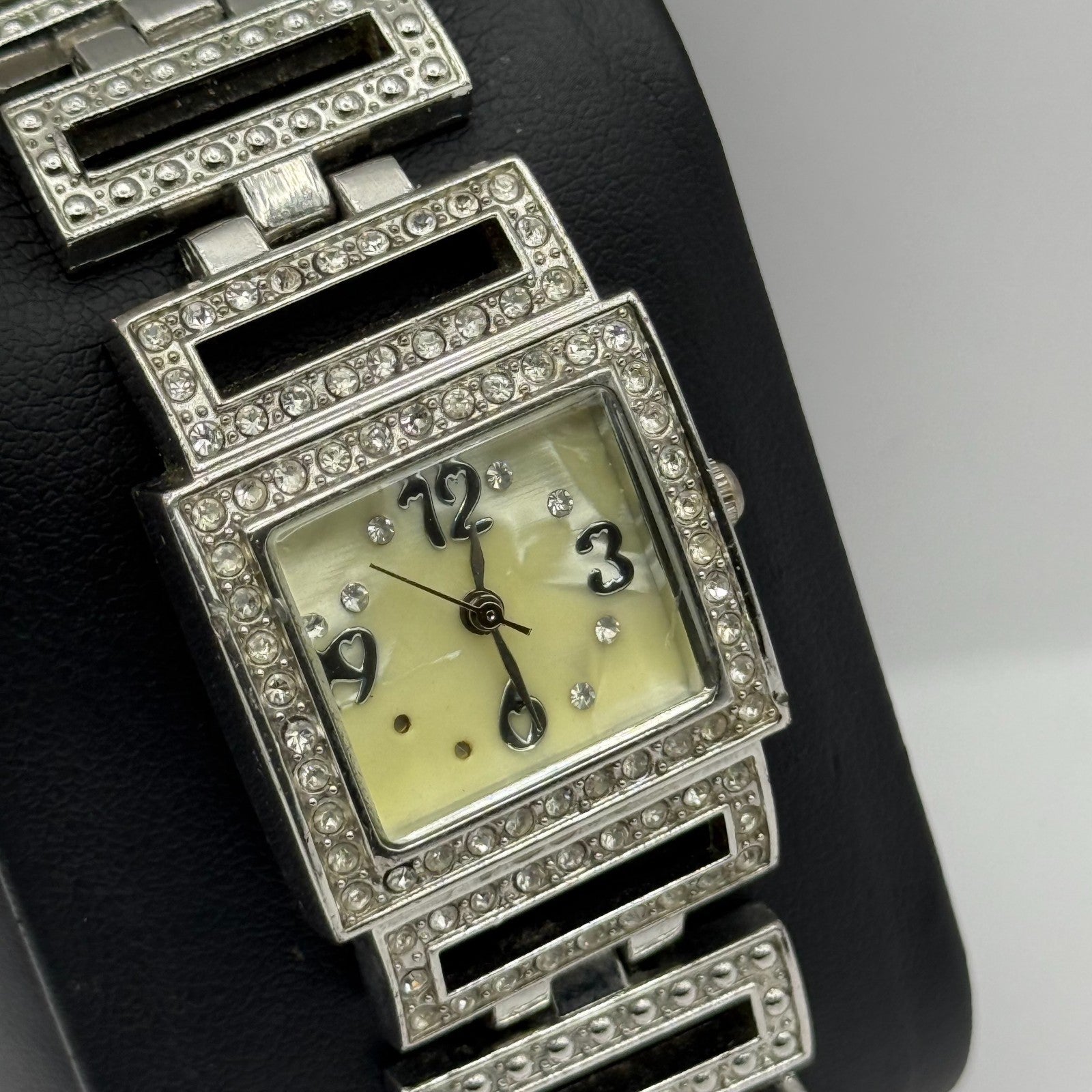 Elegant Ladies Quartz Watch Crystal Accents Silver Tone Bracelet Working 24mm