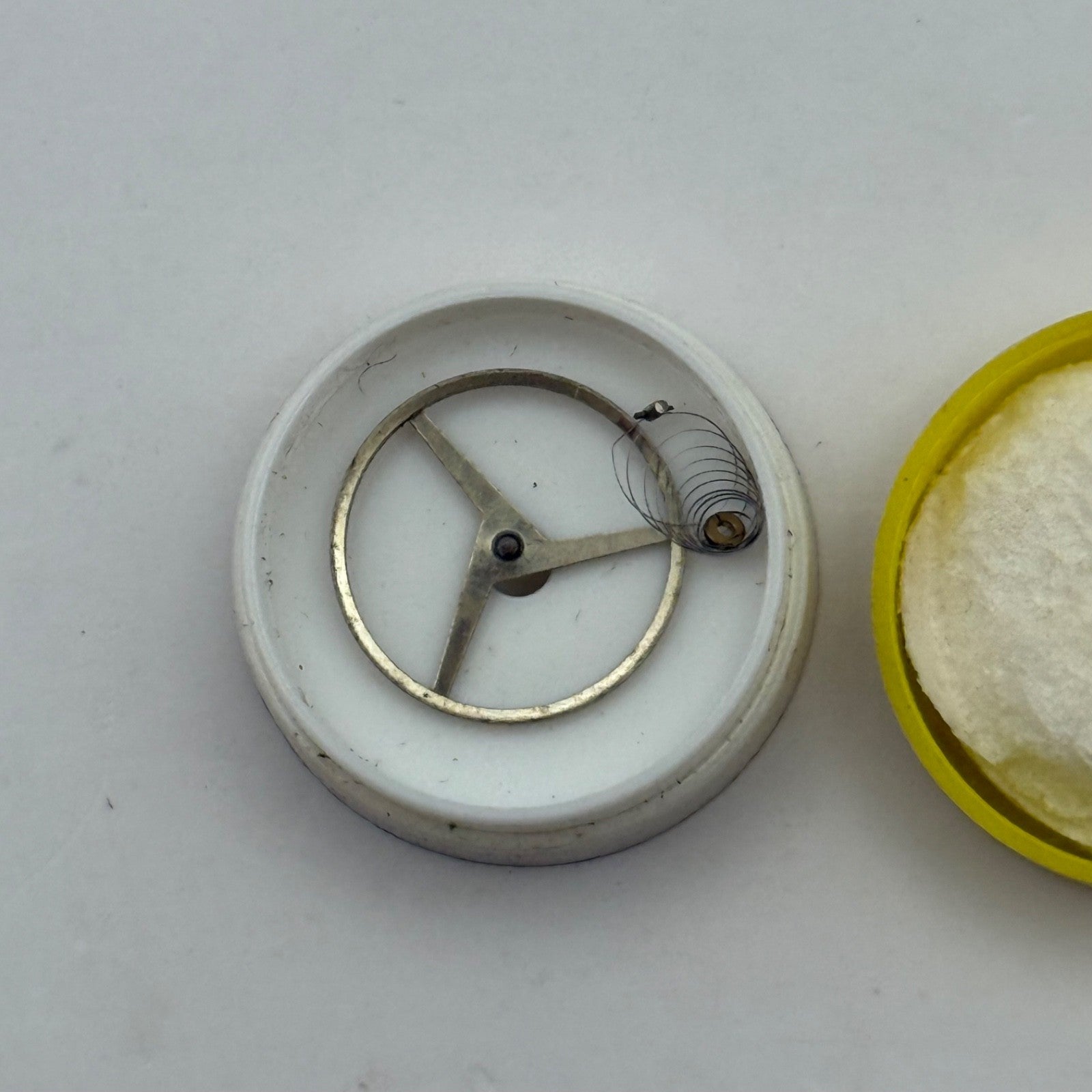 EB 1297 Balance Complete 5 1/4''' Renata 117 Watch Movement Parts Vintage DAMAGE