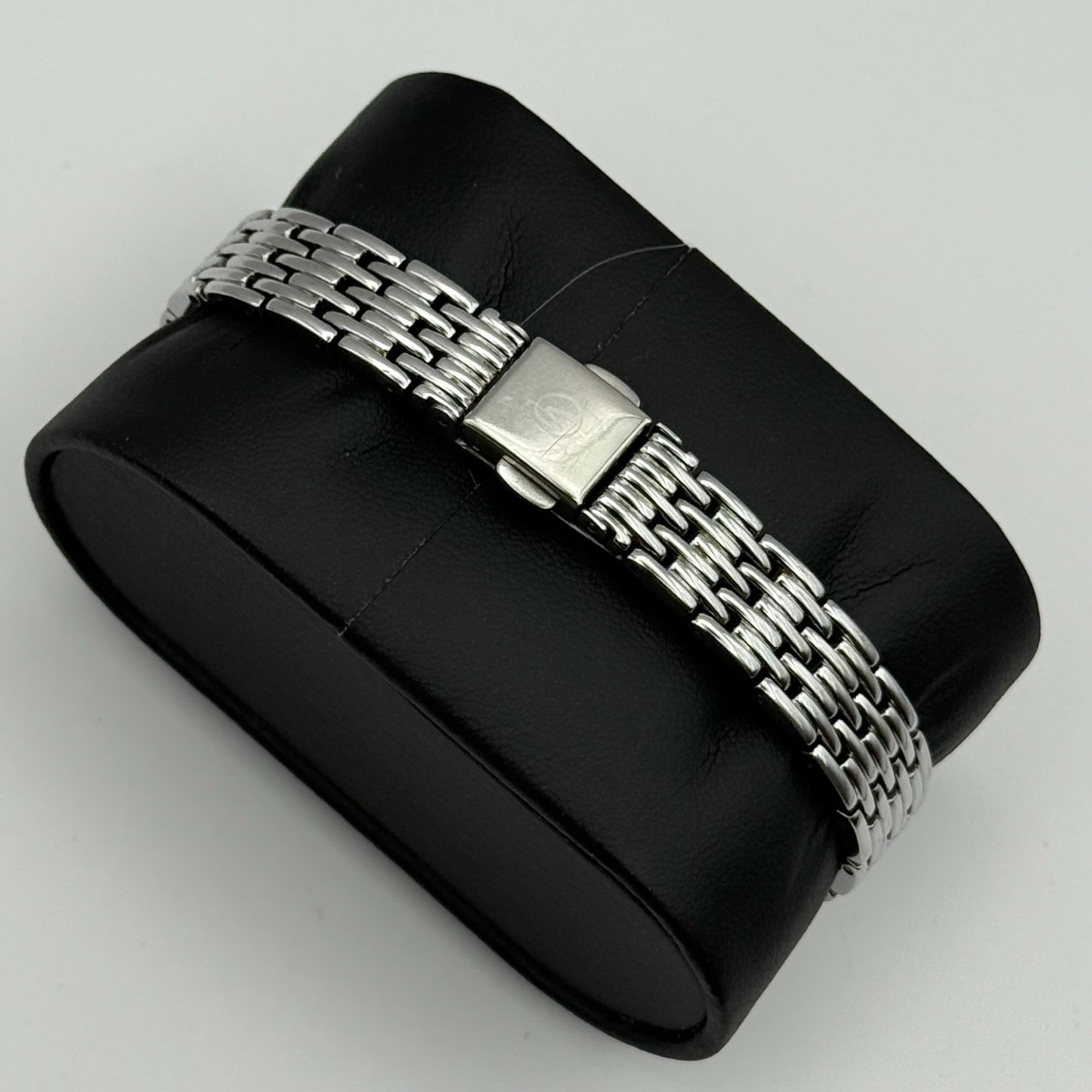 Accurist Ladies Quartz Watch Sparkle Dial Silver Steel Bracelet Working 25mm