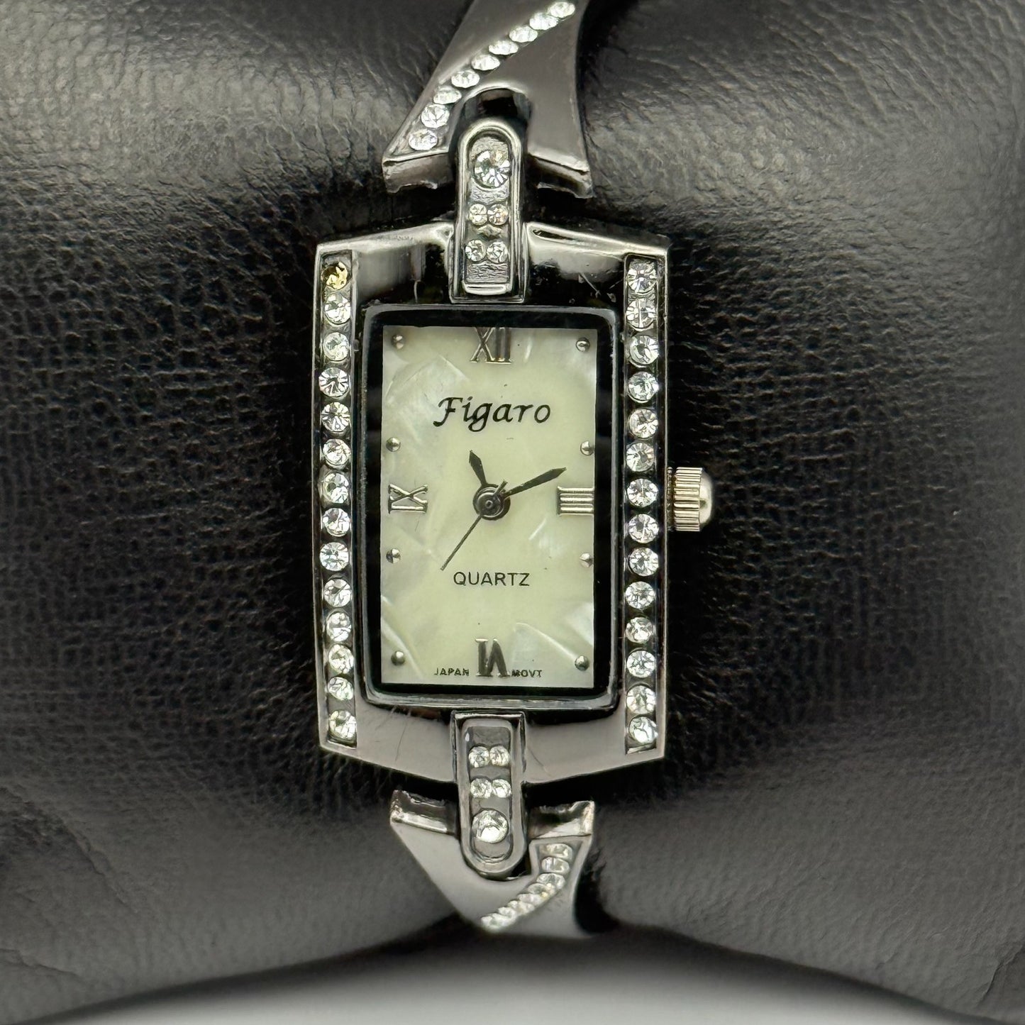 Figaro Italian Design Ladies Quartz Watch Crystal Accents Japan Working 19mm