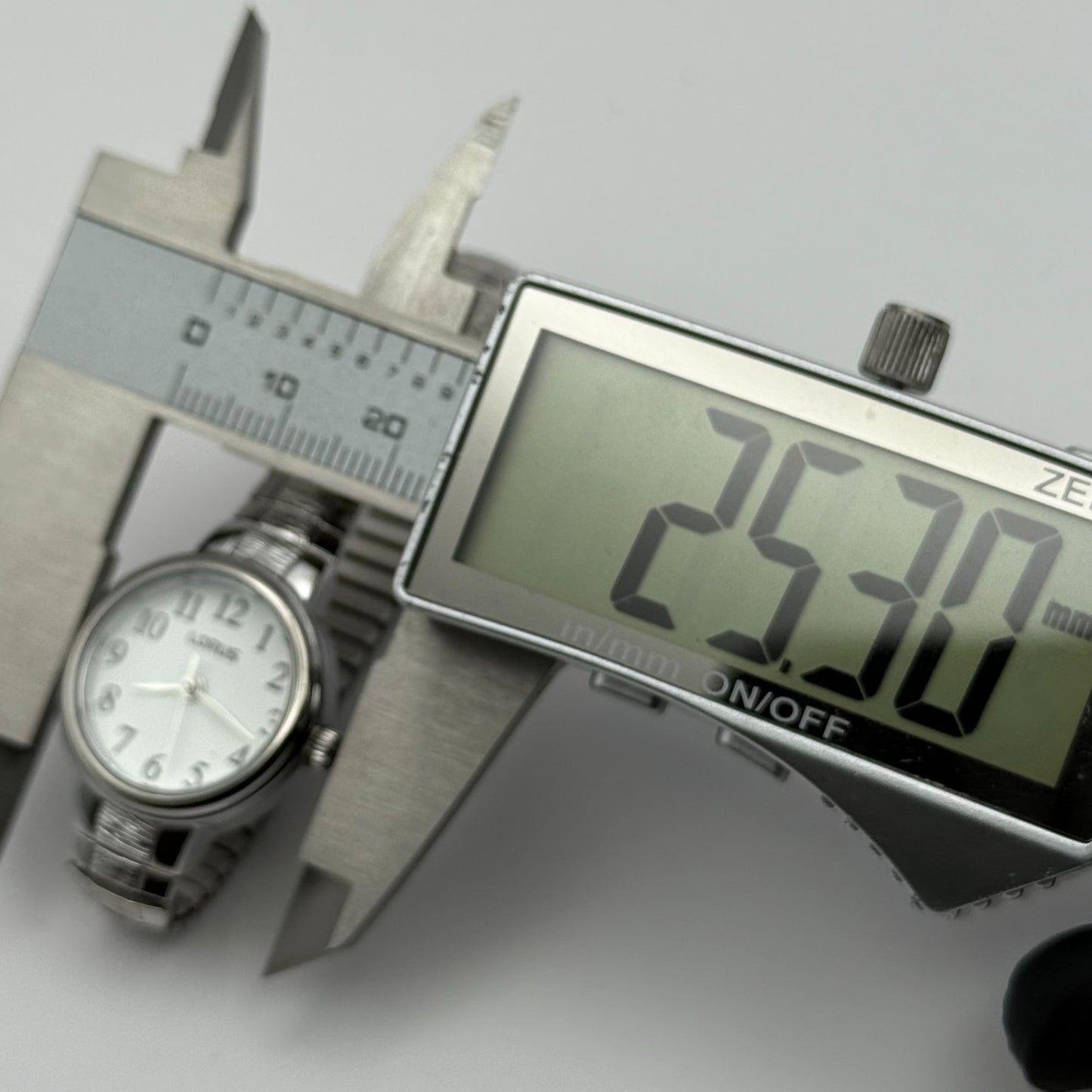 Lorus Ladies Quartz Watch White Dial Silver Tone Stretch Band Japan Working 23mm