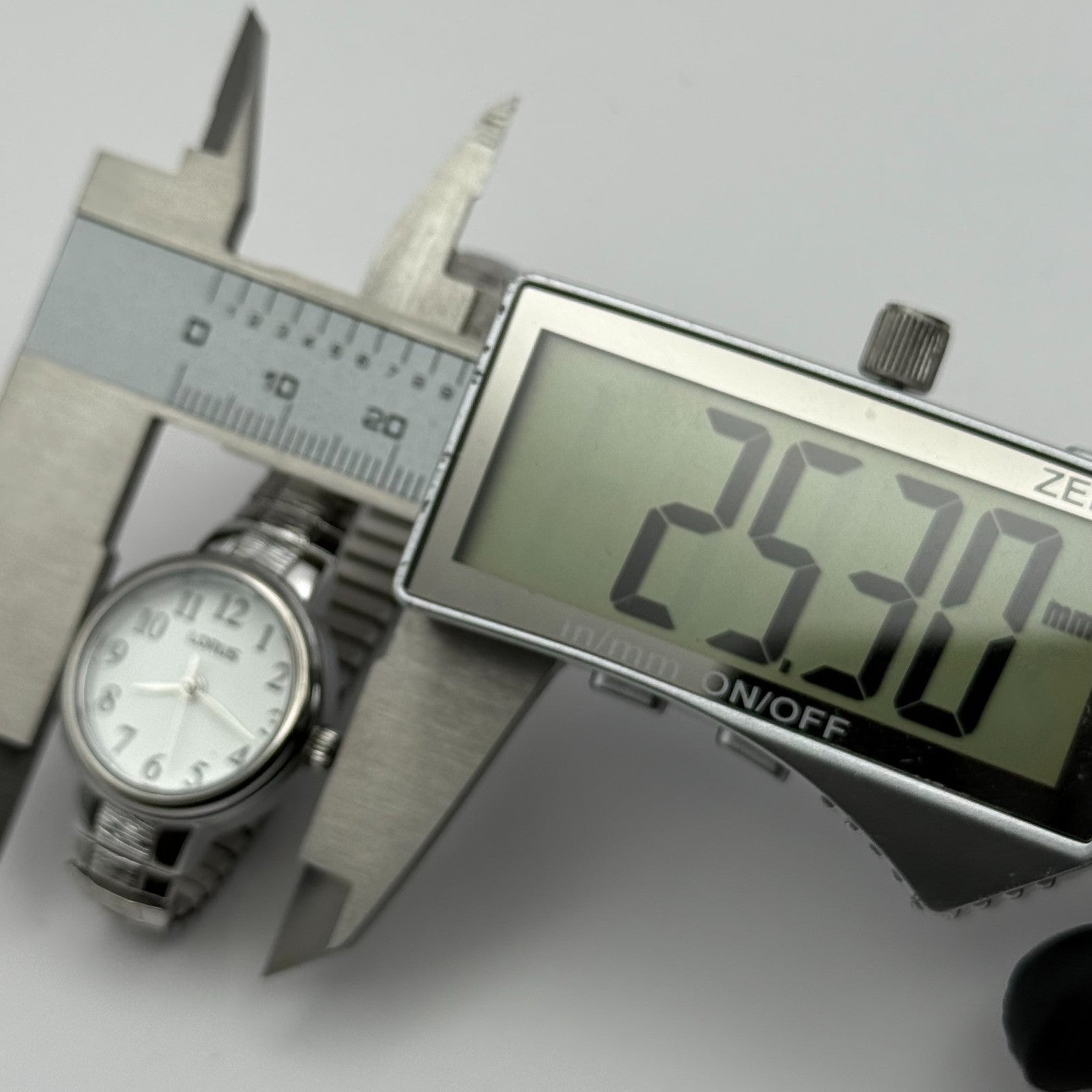 Lorus Ladies Quartz Watch White Dial Silver Tone Stretch Band Japan Working 23mm