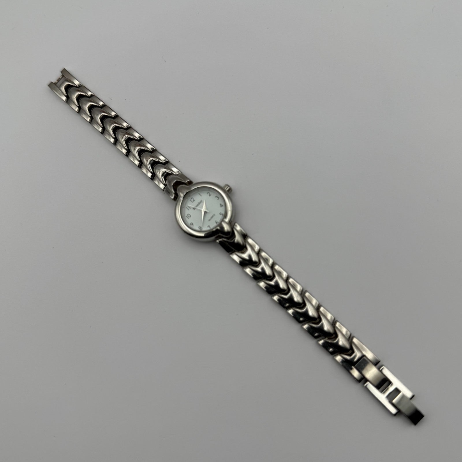 Henley Ladies Quartz Watch White Dial Silver Tone Bracelet Japan Working 21mm