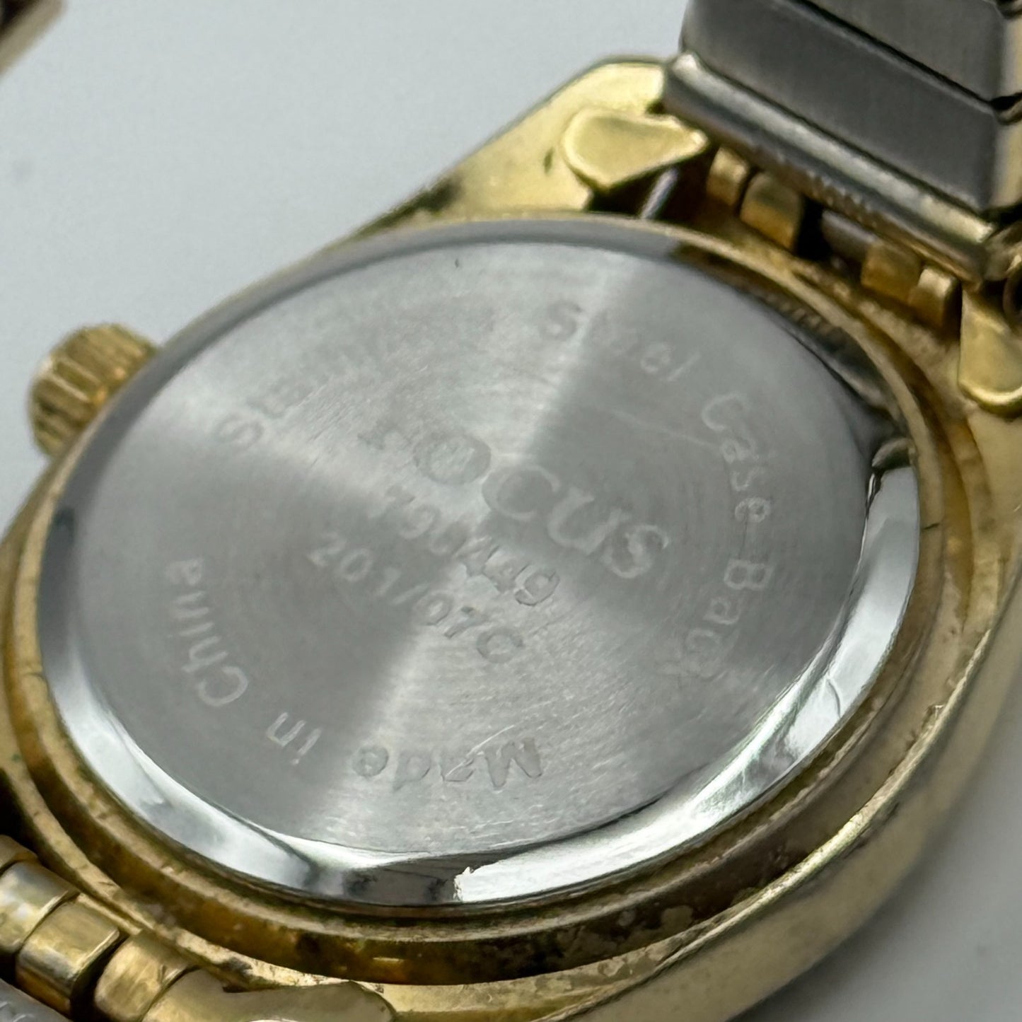 Focus Ladies Quartz Watch Gold Tone Expandable Band Steel Working 25mm