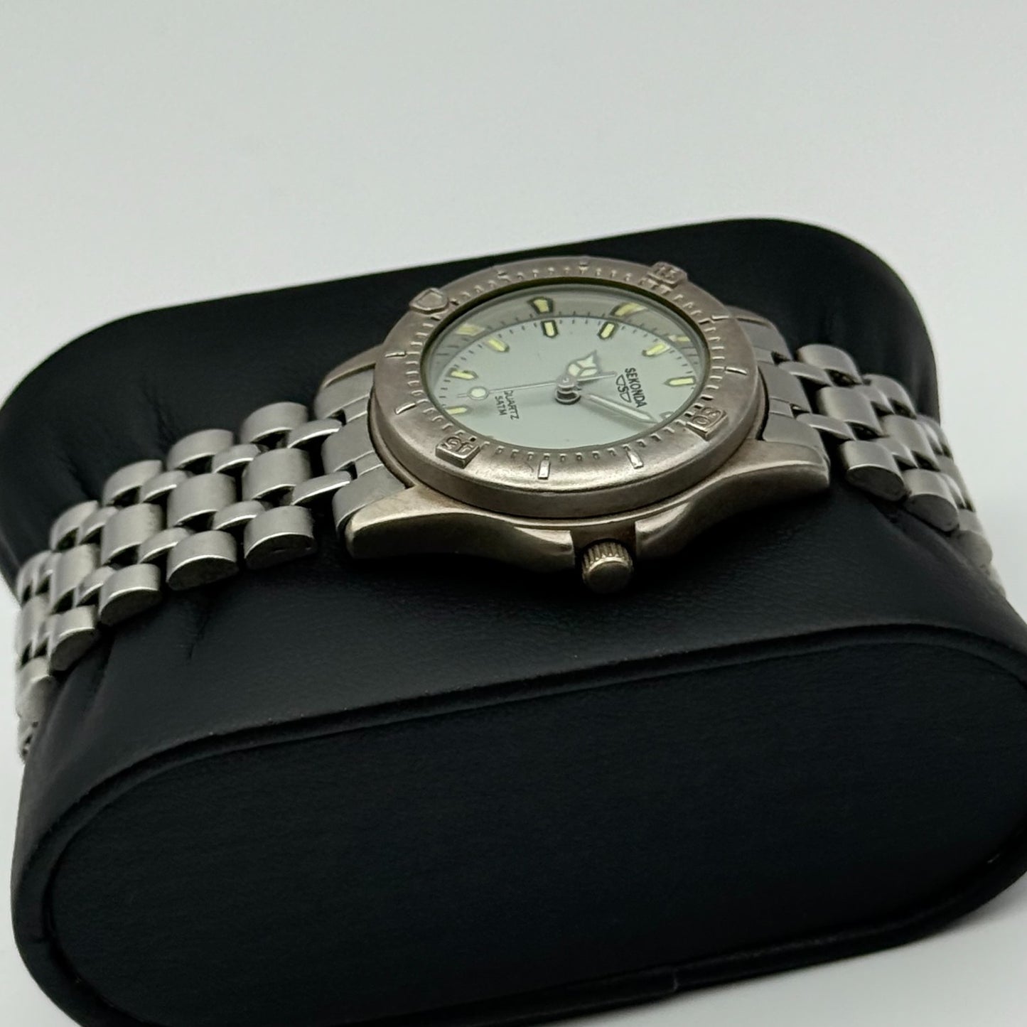 Sekonda Ladies Quartz Watch Date Dial Silver Tone Bracelet Working 28mm