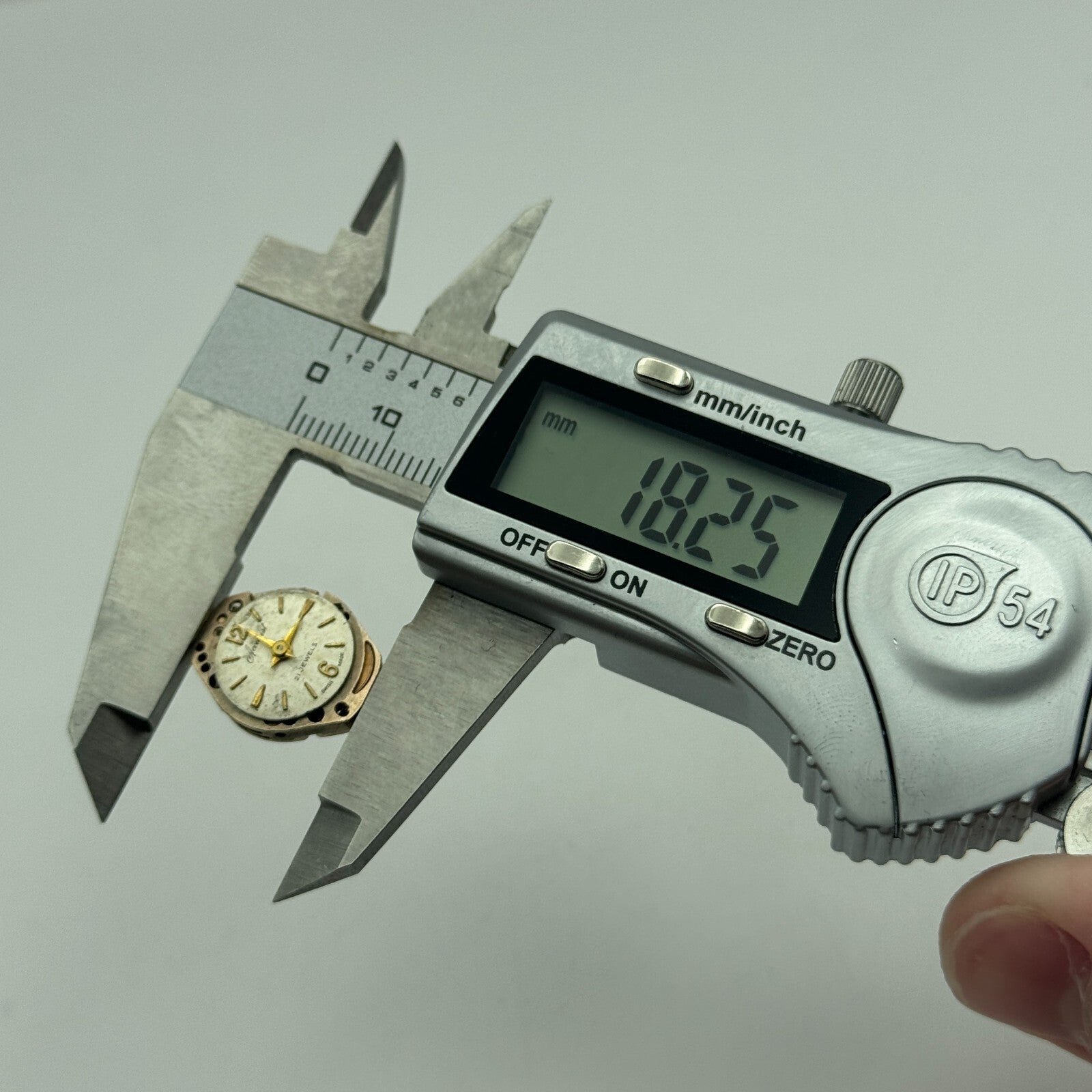 15.3mm Ladies Accurist FHF 60 Manual Wind Watch Movement Swiss Vintage PARTS