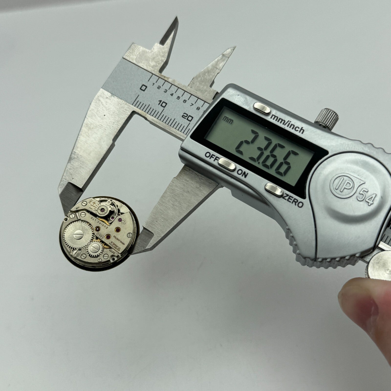 23.6mm Zodiac Cal 1025 Manual Wind Watch Movement Swiss Vintage PARTS SPARES