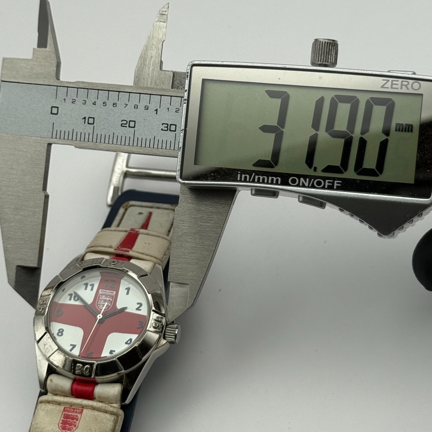 England National Football Men's Quartz Watch Red White Cross Dial Working 32mm