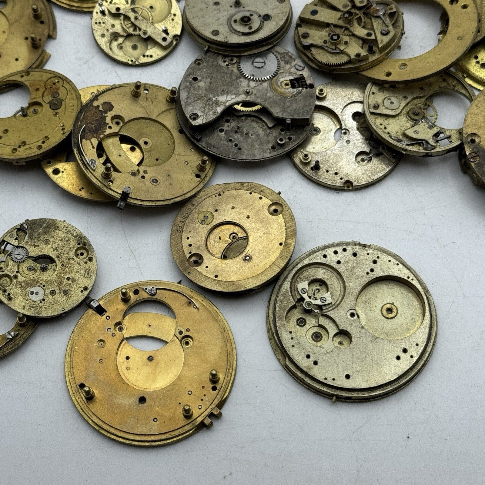 650 Grams Job Lot Of Pocket Watch Movements Parts For Spares / Repairs / Parts