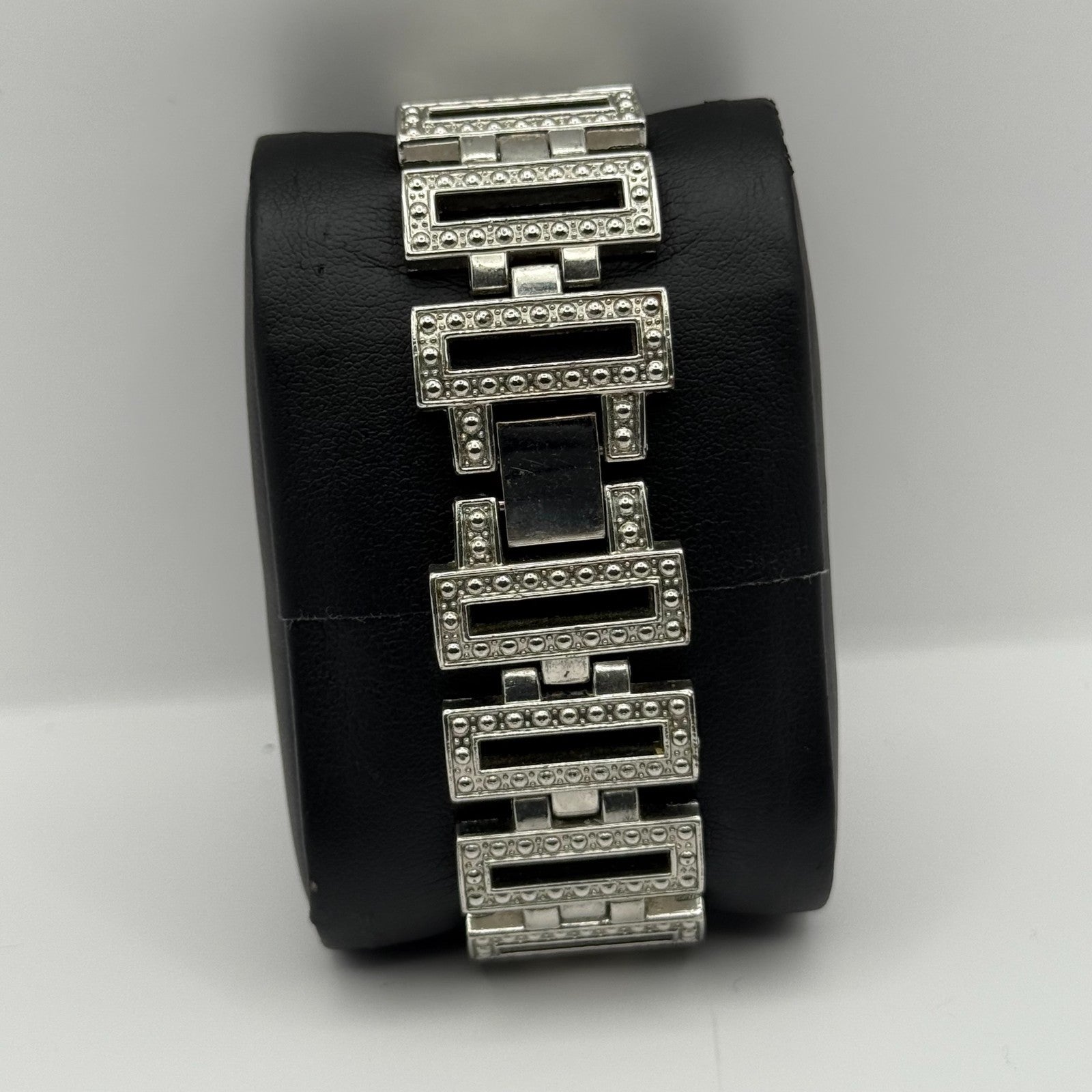 Elegant Ladies Quartz Watch Crystal Accents Silver Tone Bracelet Working 24mm