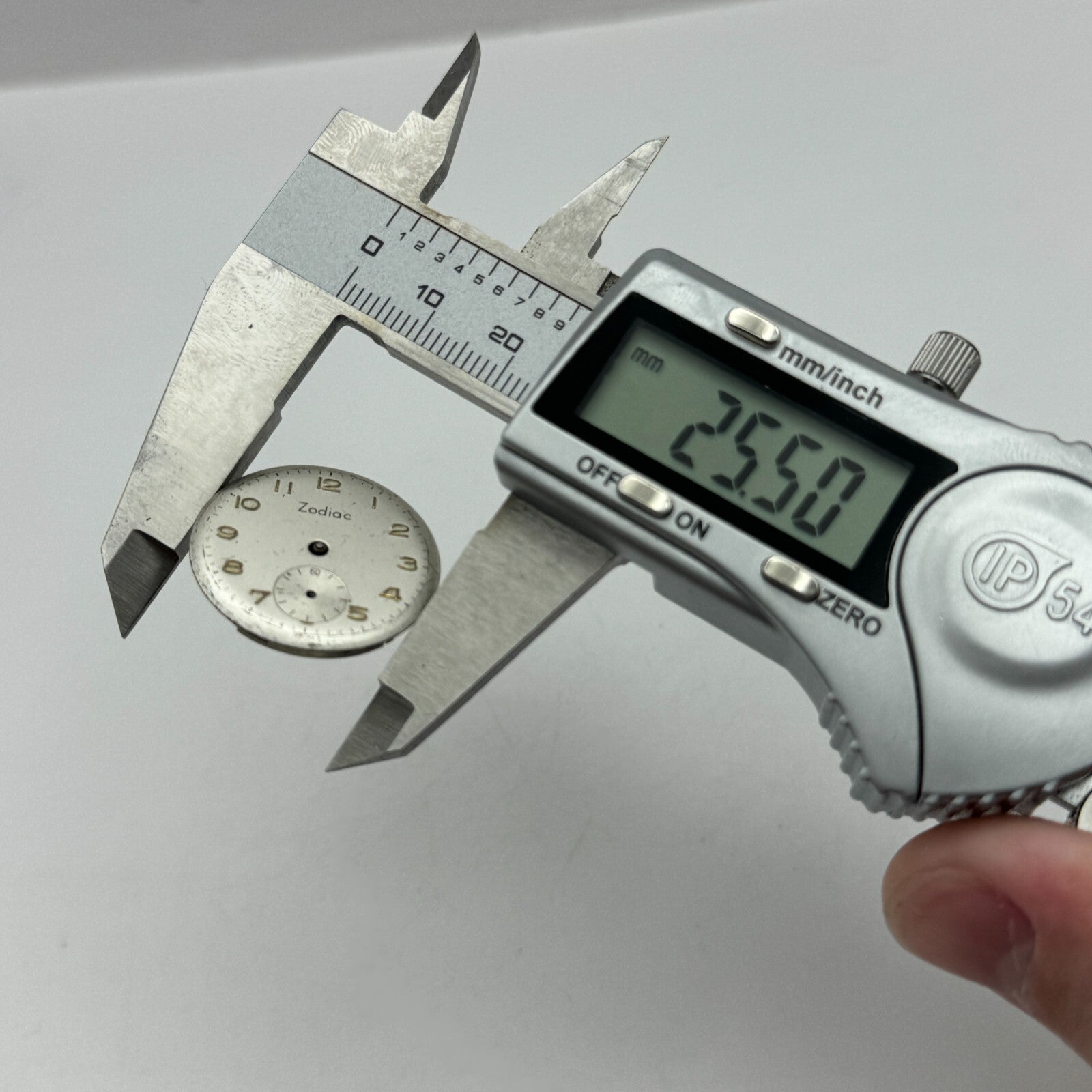 23.6mm Zodiac Cal 1025 Manual Wind Watch Movement Swiss Vintage PARTS SPARES