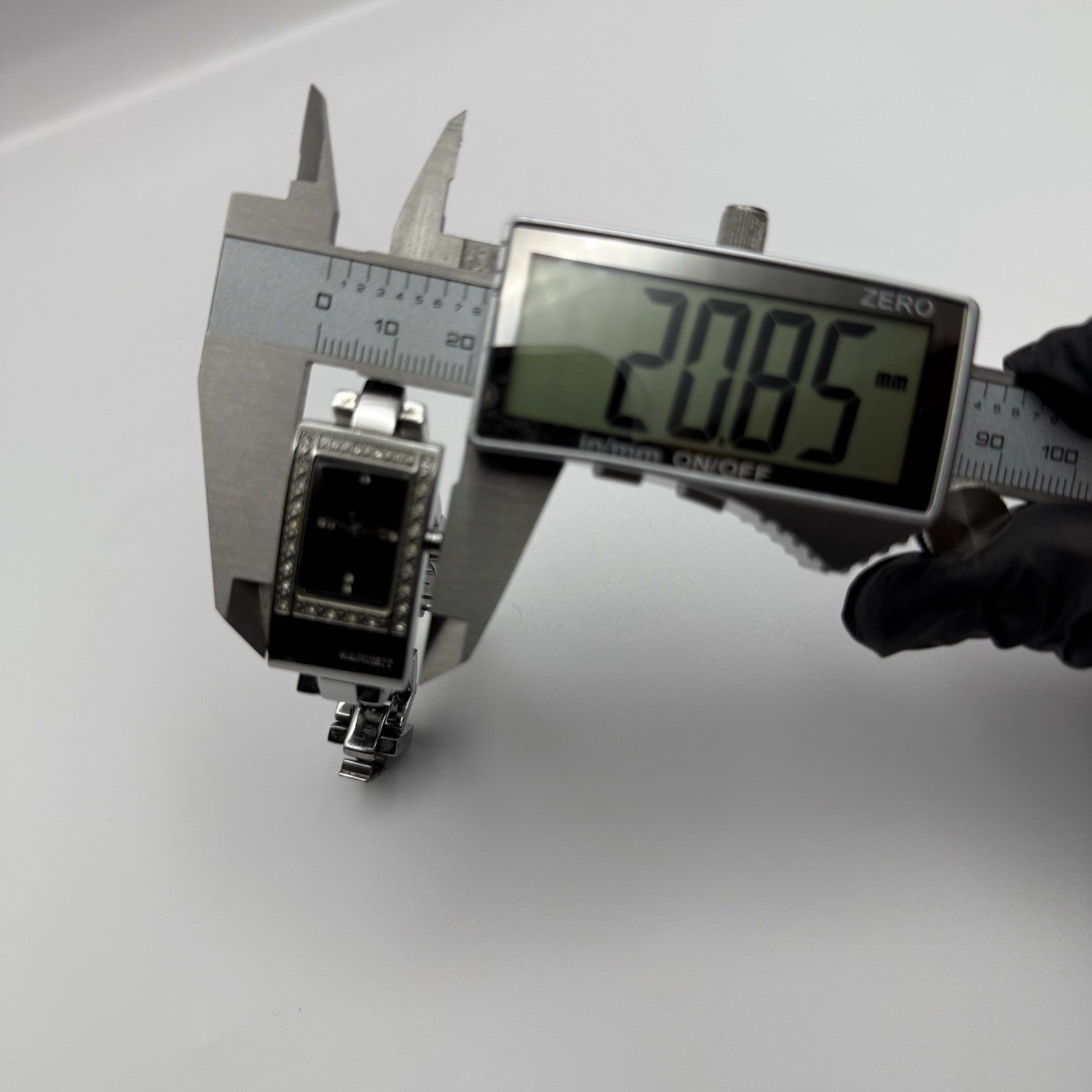 Working Hamnett Ladies Silver Tone Black Dial 19mm Quartz Watch New Battery