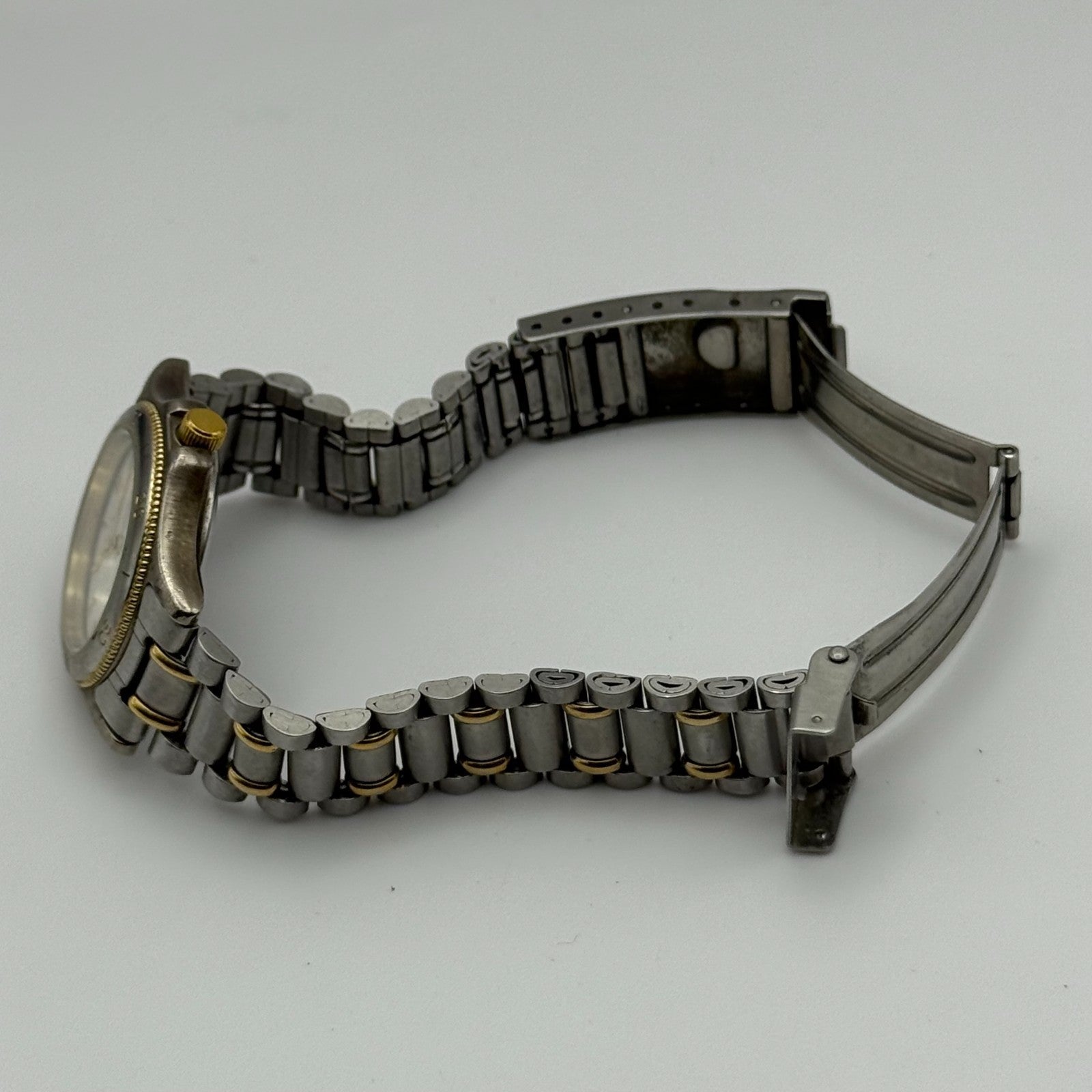 29mm Working Ladies Accurist WR50 Two Tone Date Dial Quartz Watch 5.5 Inches