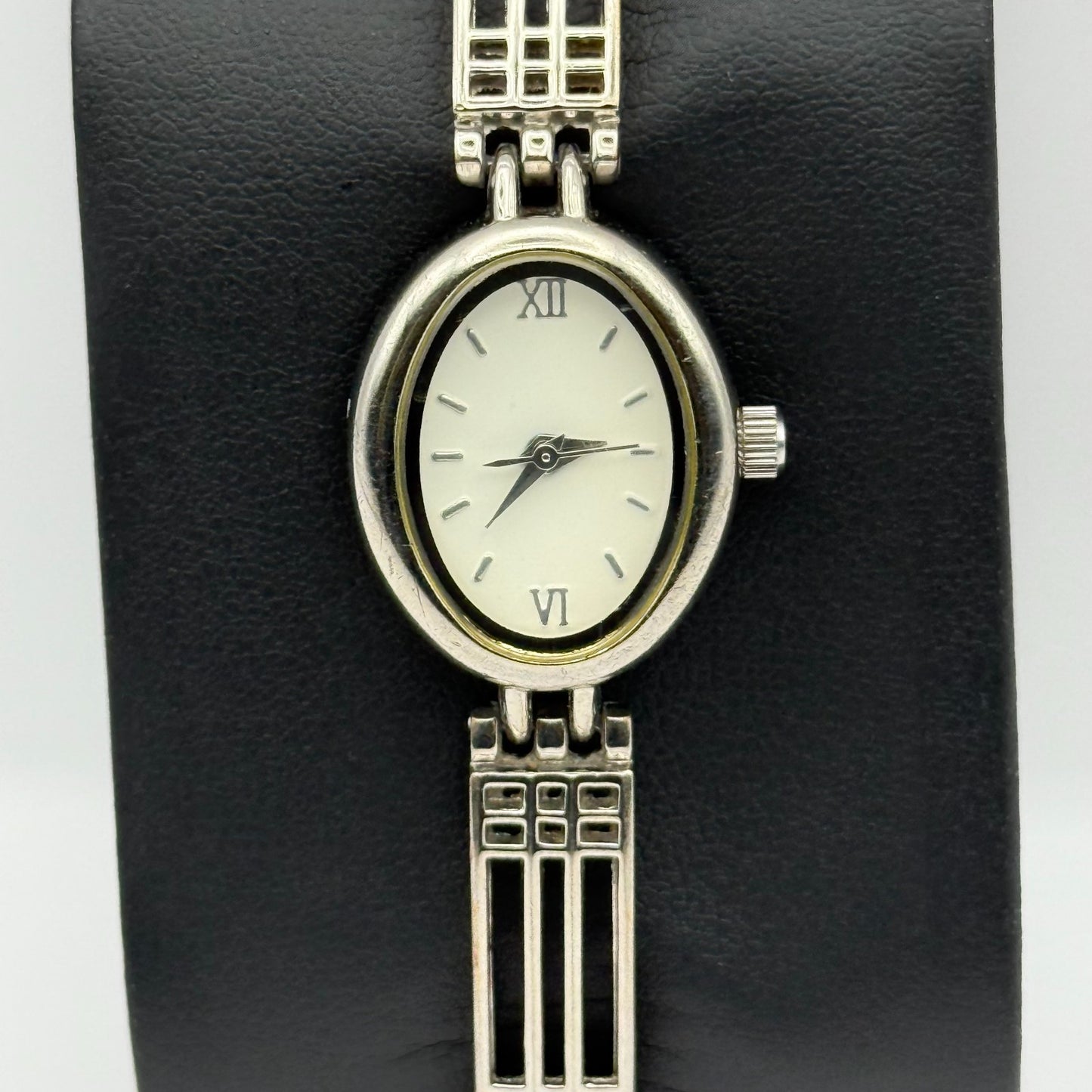 Ladies Quartz Watch Oval White Dial Silver Tone Bracelet Working 18mm 6 Inches