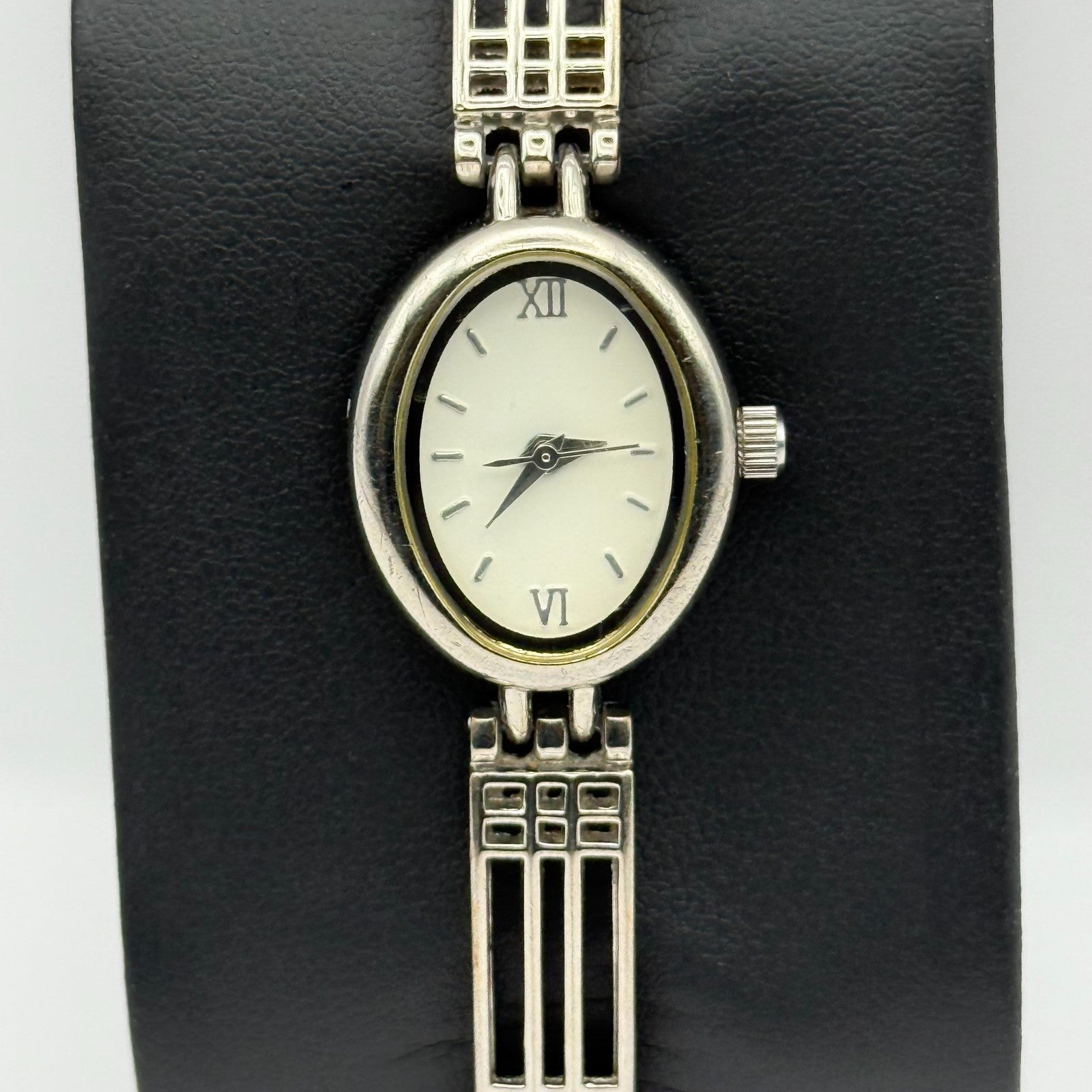 Ladies Quartz Watch Oval White Dial Silver Tone Bracelet Working 18mm 6 Inches