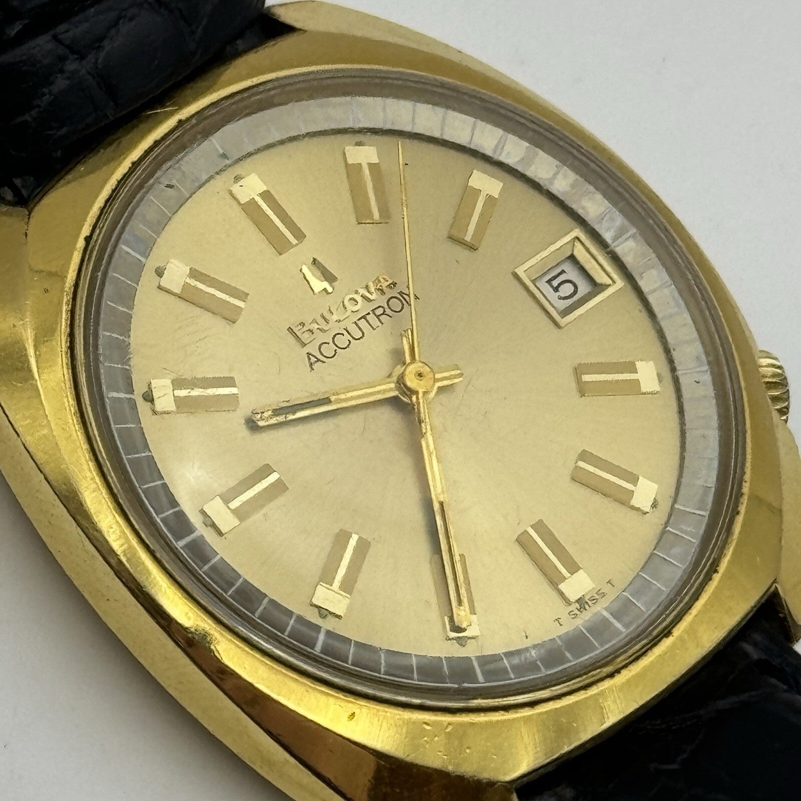 37mm Mens Bulova Accutron 2181F Date Dial Swiss Quartz Vintage Watch TO RESTORE