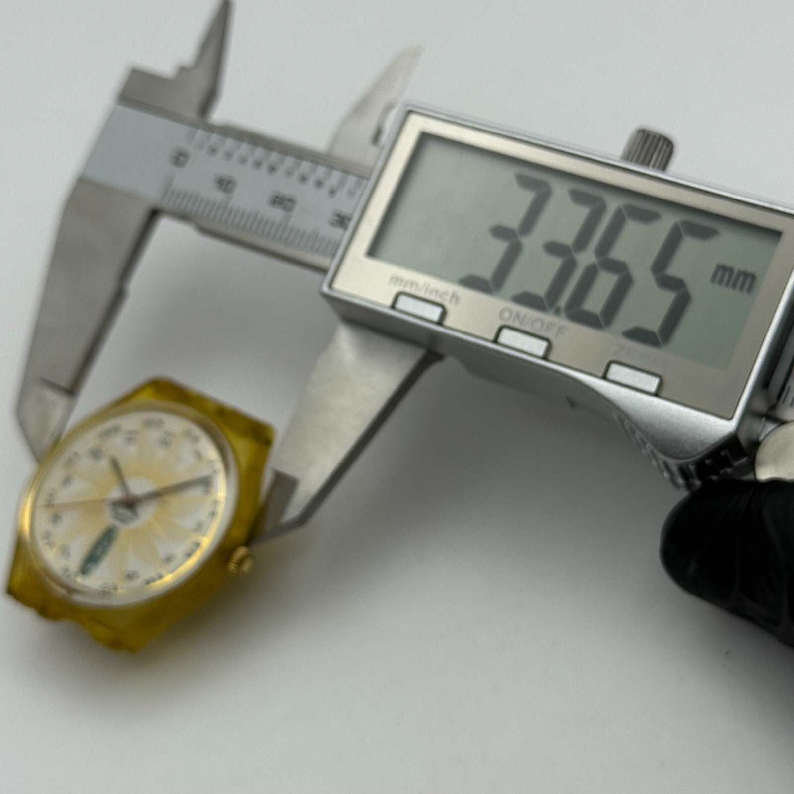 33mm Vintage 1992 Swatch GK707 Day Date Watch UNTESTED PARTS REPAIR