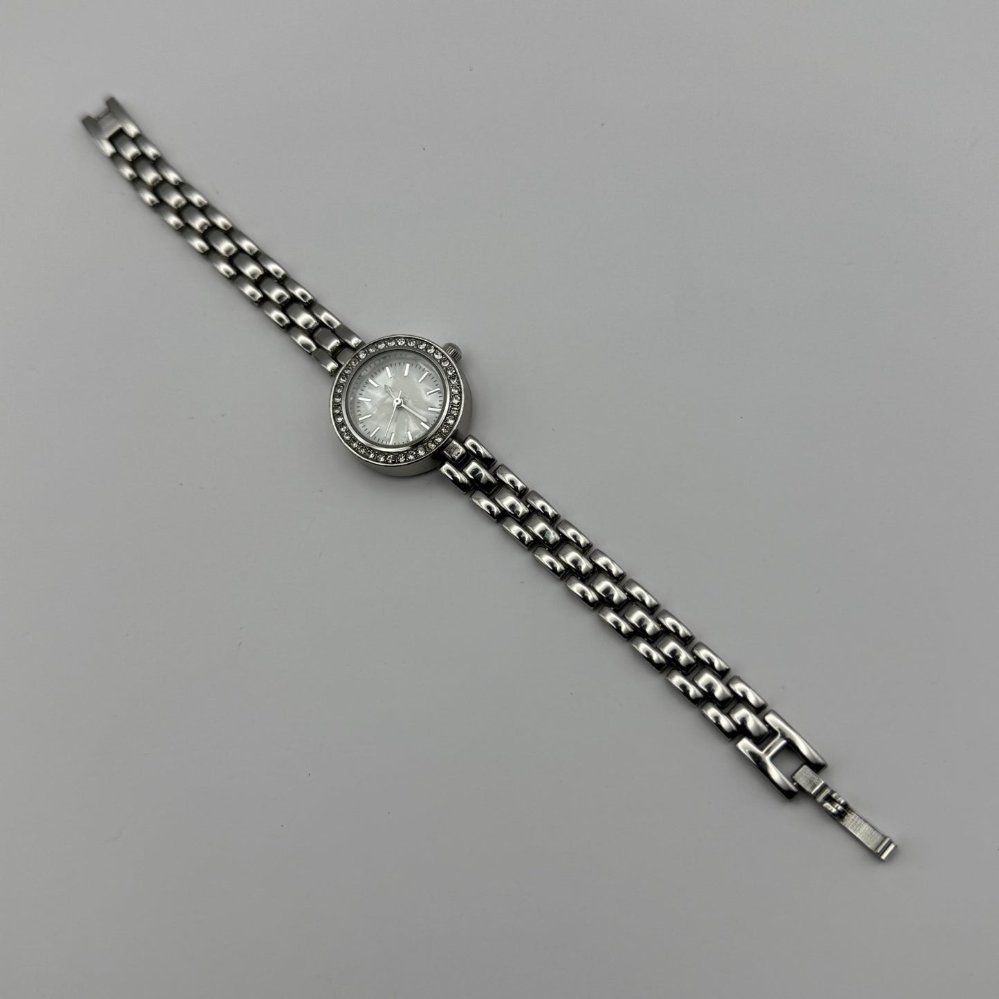Avon Ladies Quartz Watch Mother of Pearl Dial Silver Tone Bracelet Working 21mm