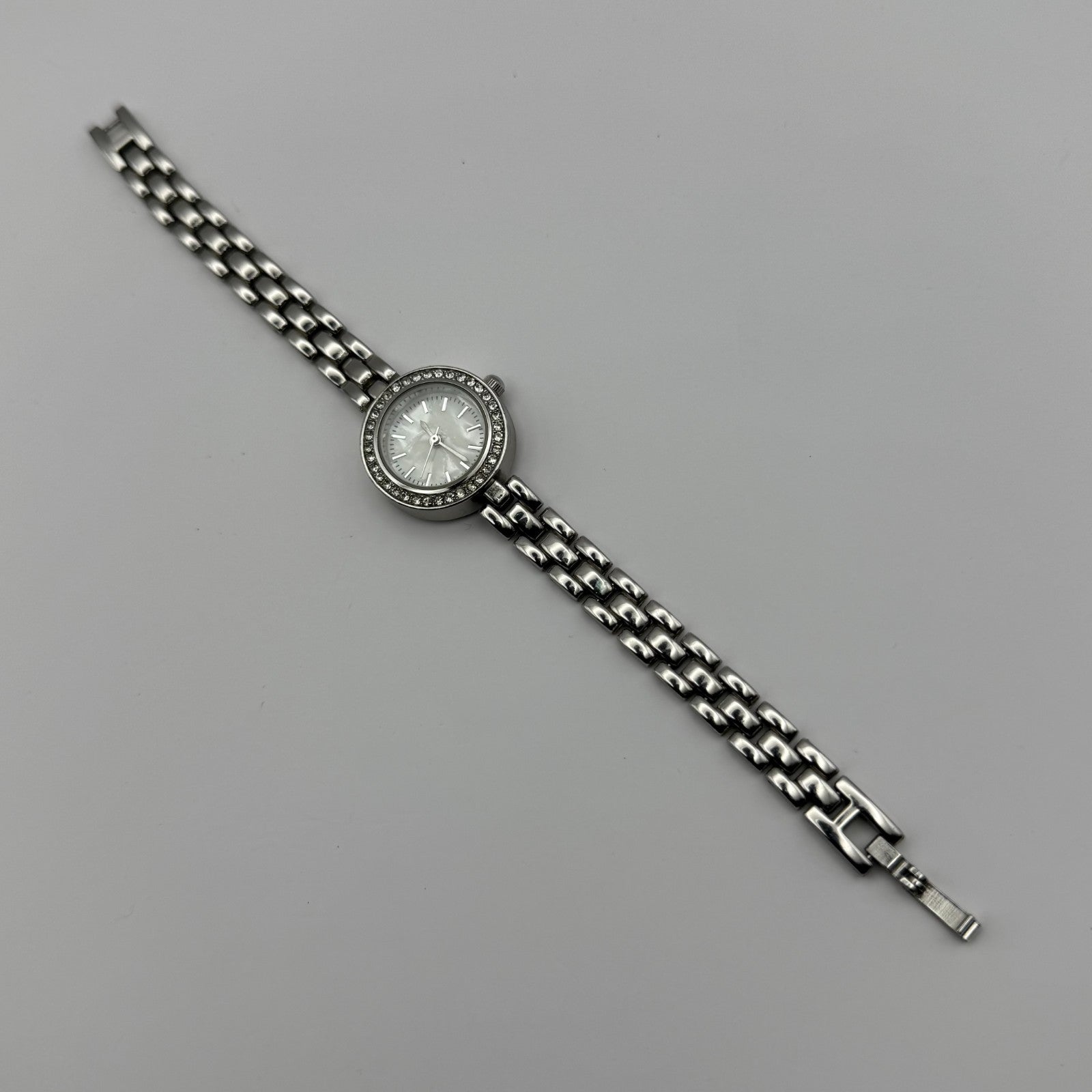Avon Ladies Quartz Watch Mother of Pearl Dial Silver Tone Bracelet Working 21mm