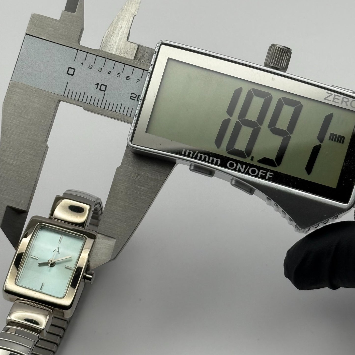 A Ladies Quartz Watch Rectangular Dial Silver Tone Stretch Band Working 19mm