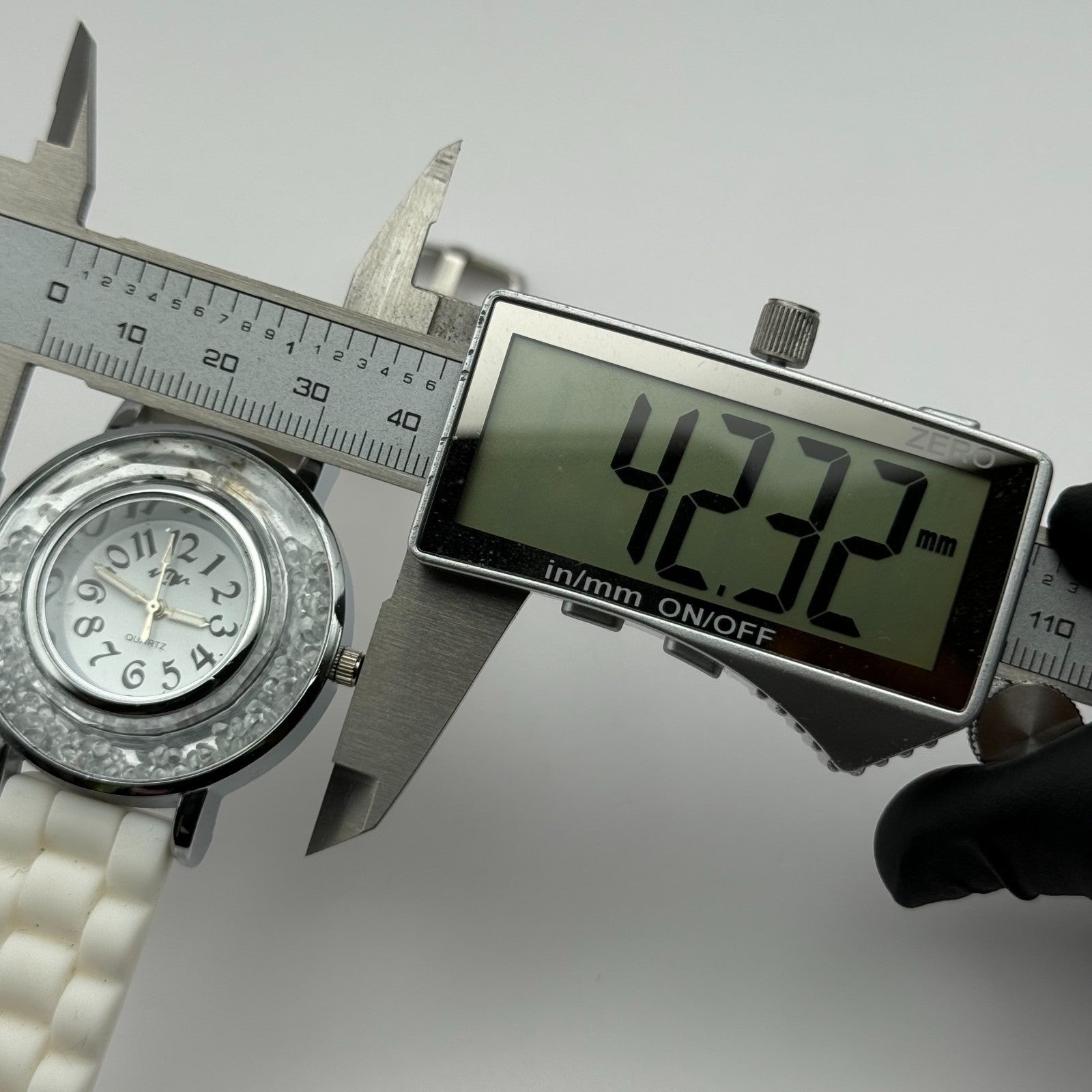 Ladies Fashion Quartz Watch Rhinestone Silver Tone White Strap Working 39mm