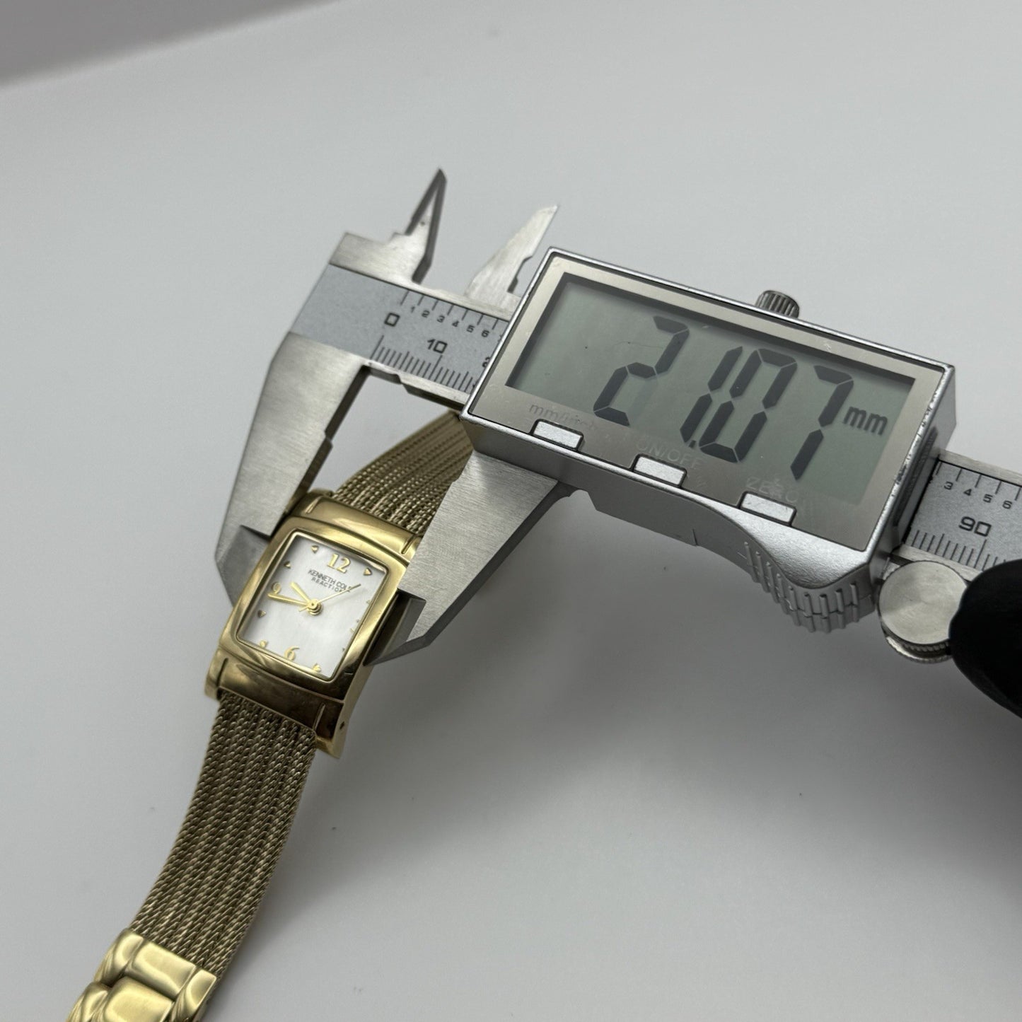 21mm Working Ladies Kenneth Cole Reaction Gold Plated Quartz Watch 6.5 Inches