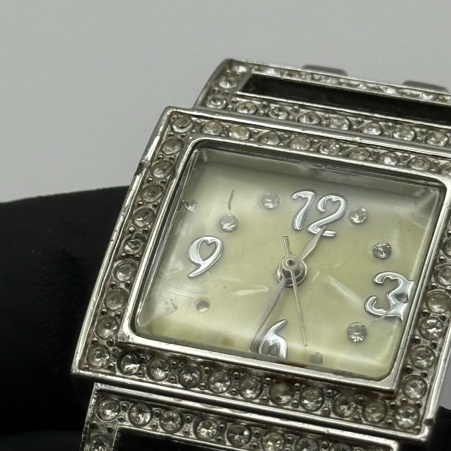 Elegant Ladies Quartz Watch Crystal Accents Silver Tone Bracelet Working 24mm