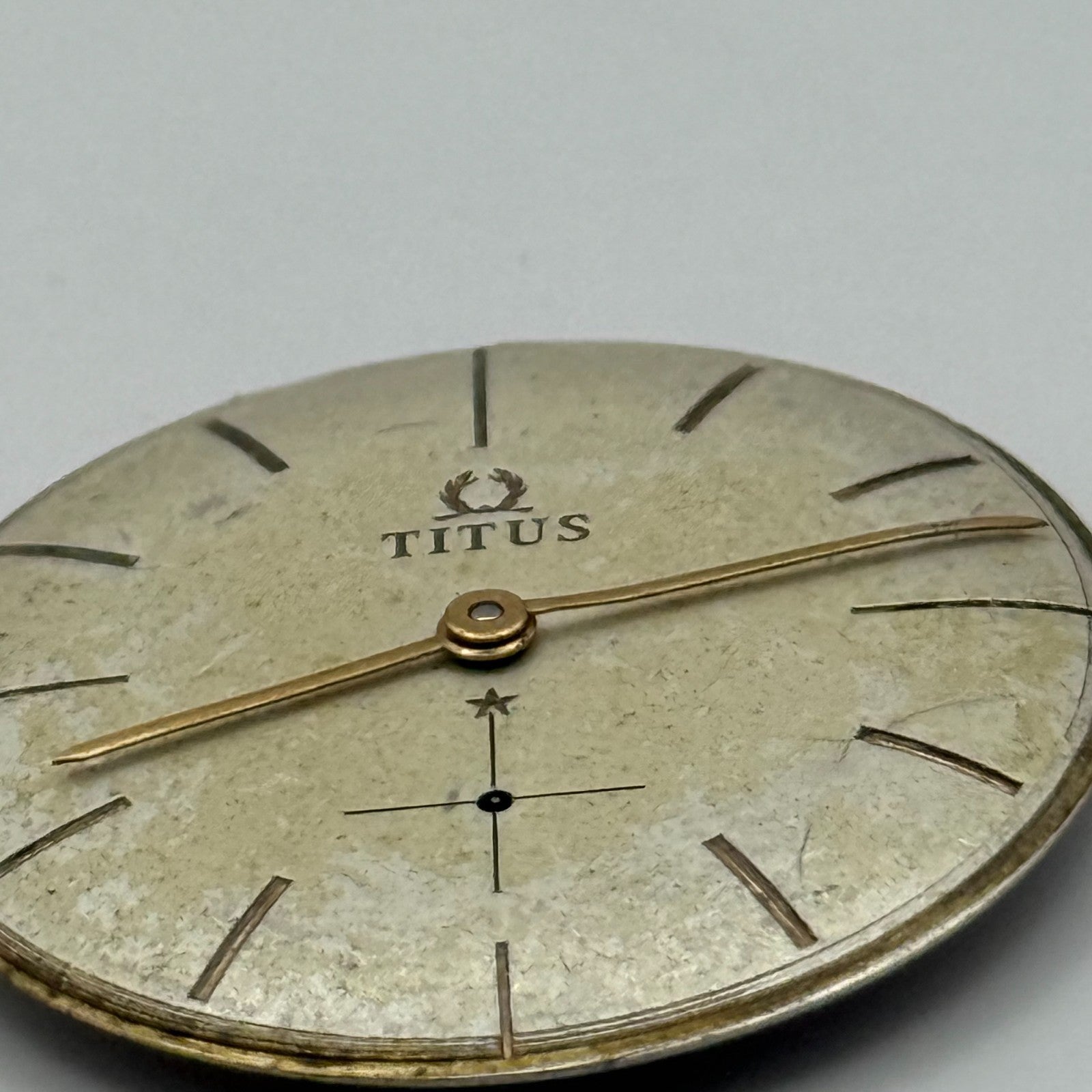 Solvil et Titus Peseux 330 Watch Movement Manual Wind Vintage Swiss Parts 25.9mm