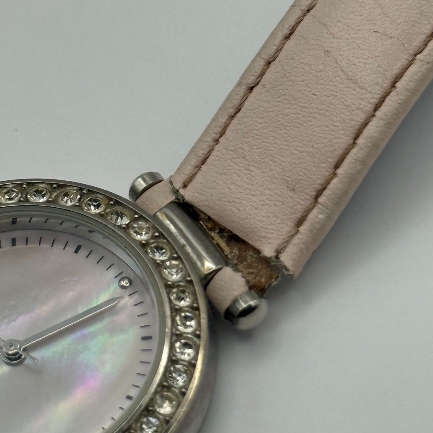 Solo Ladies Quartz Watch MOP Dial Crystal Accents Leather Strap Working 33mm