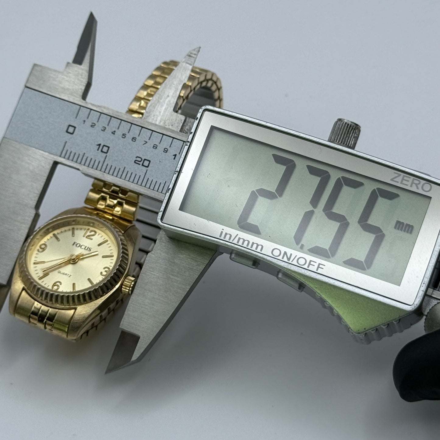 Focus Ladies Quartz Watch Gold Tone Expandable Band Steel Working 25mm