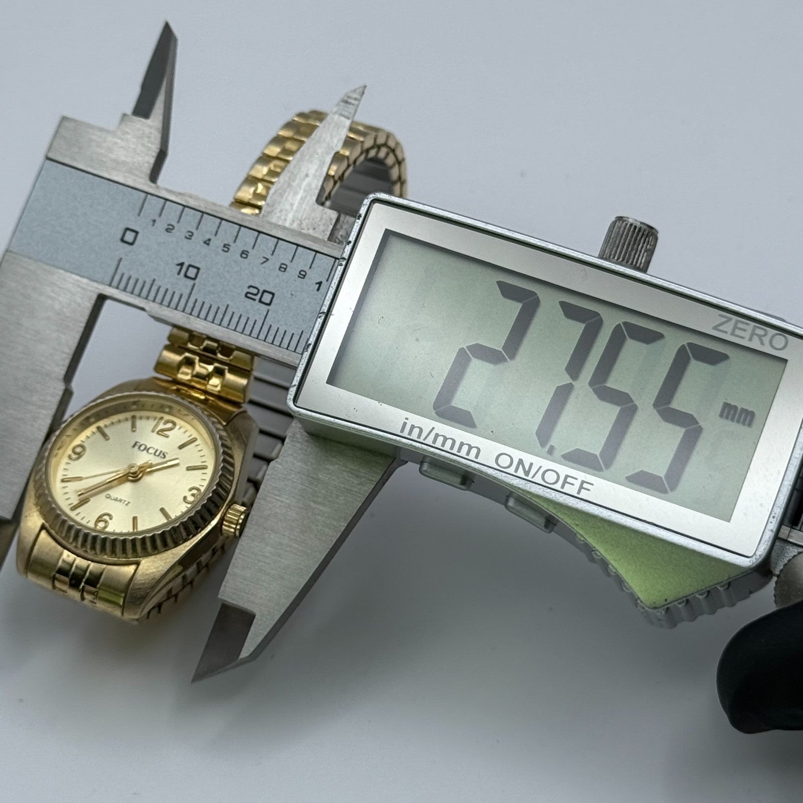 Focus Ladies Quartz Watch Gold Tone Expandable Band Steel Working 25mm