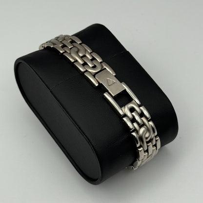 Liz Claiborne Ladies Quartz Watch Silver Tone Bracelet Japan Working 26mm