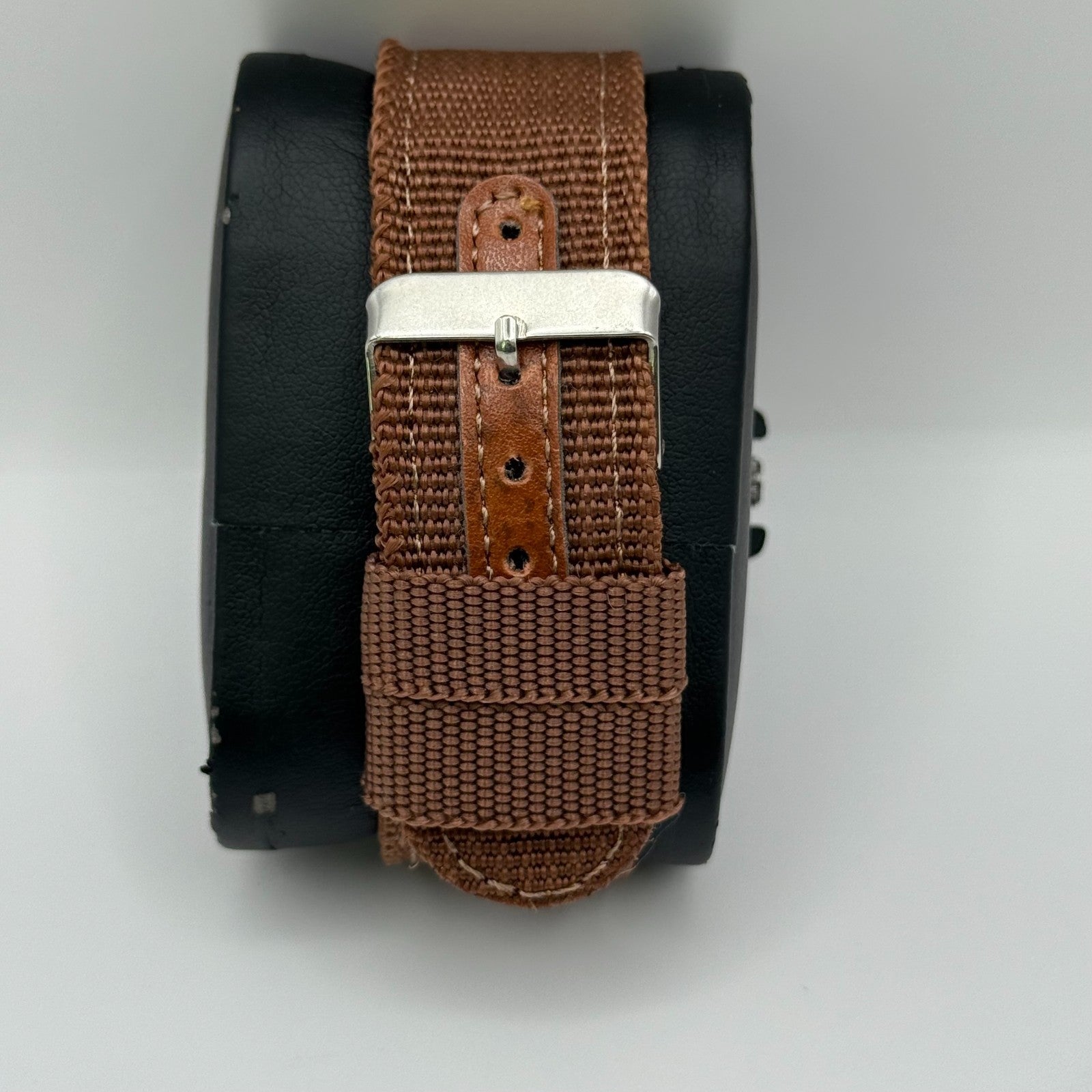 Xinew Men’s Quartz Chronograph Watch Calendar Dial Brown Strap Working 43mm