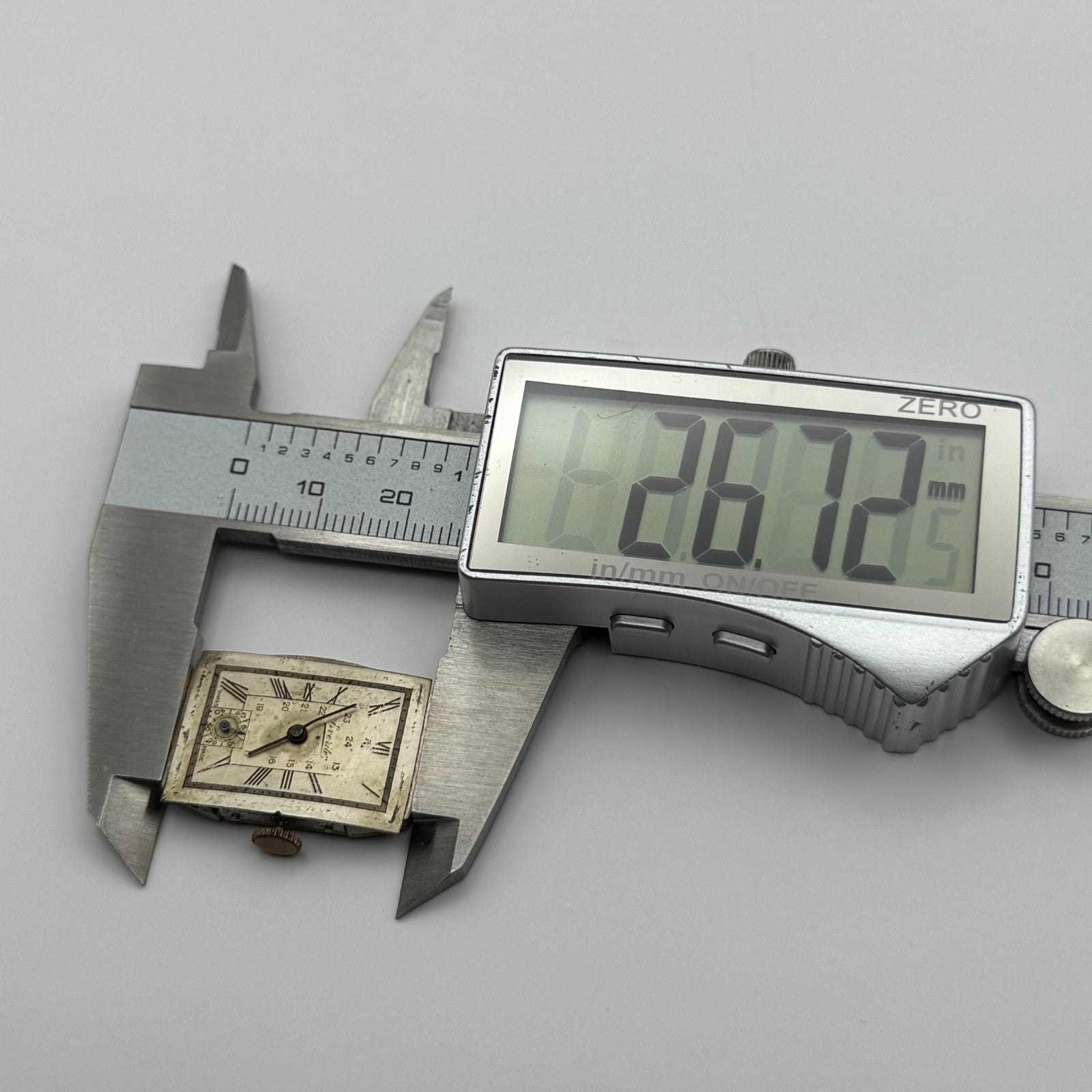 Everite 9/300 Tank Watch Movement Running 7 Jewels Manual Wind Parts 17.9mm