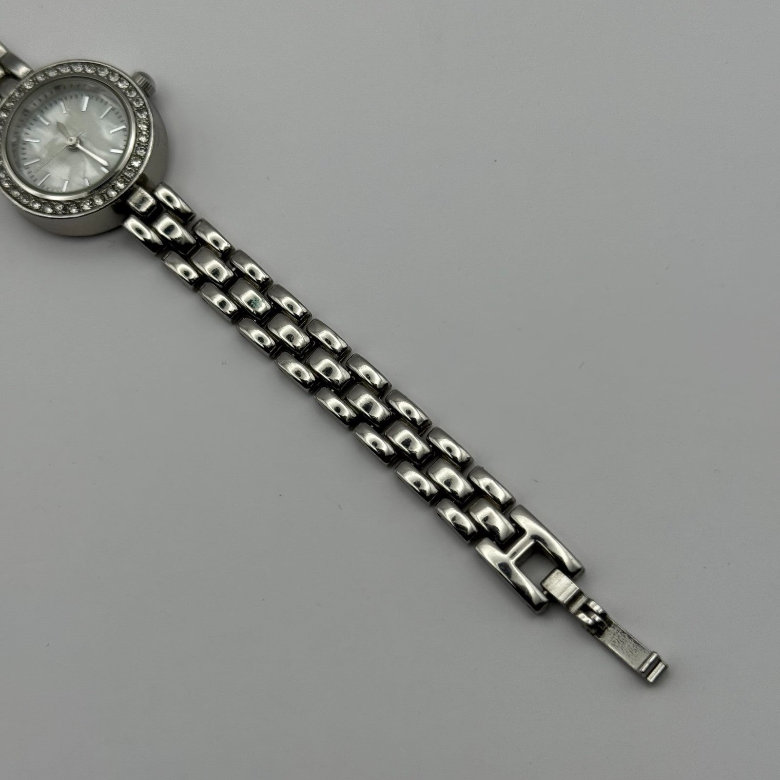 Avon Ladies Quartz Watch Mother of Pearl Dial Silver Tone Bracelet Working 21mm