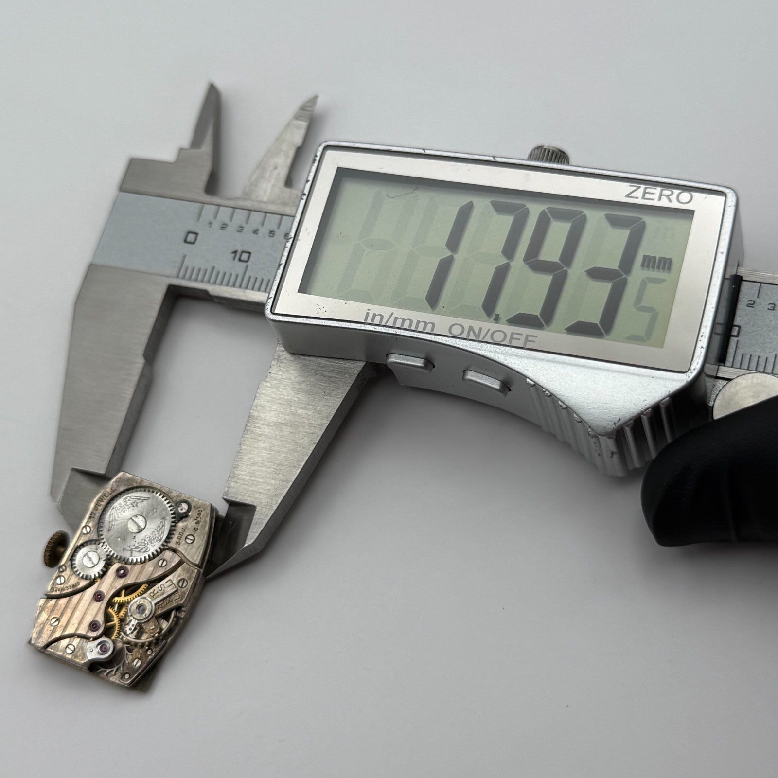 Everite 9/300 Tank Watch Movement Running 7 Jewels Manual Wind Parts 17.9mm