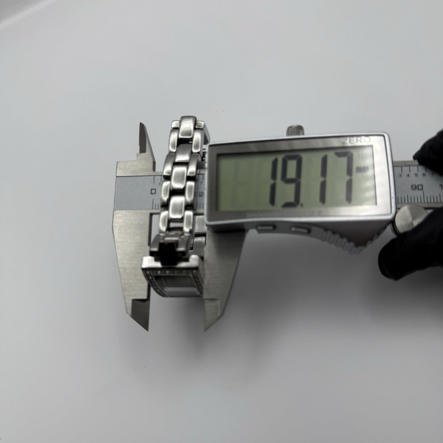 Working Hamnett Ladies Silver Tone Black Dial 19mm Quartz Watch New Battery