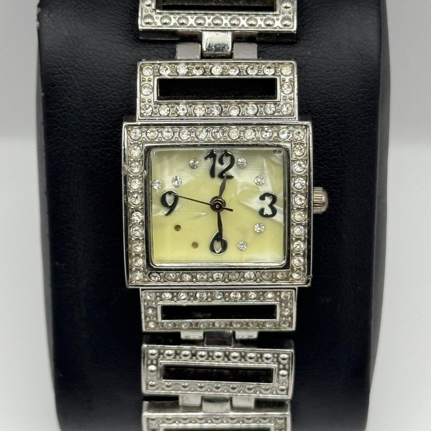 Elegant Ladies Quartz Watch Crystal Accents Silver Tone Bracelet Working 24mm