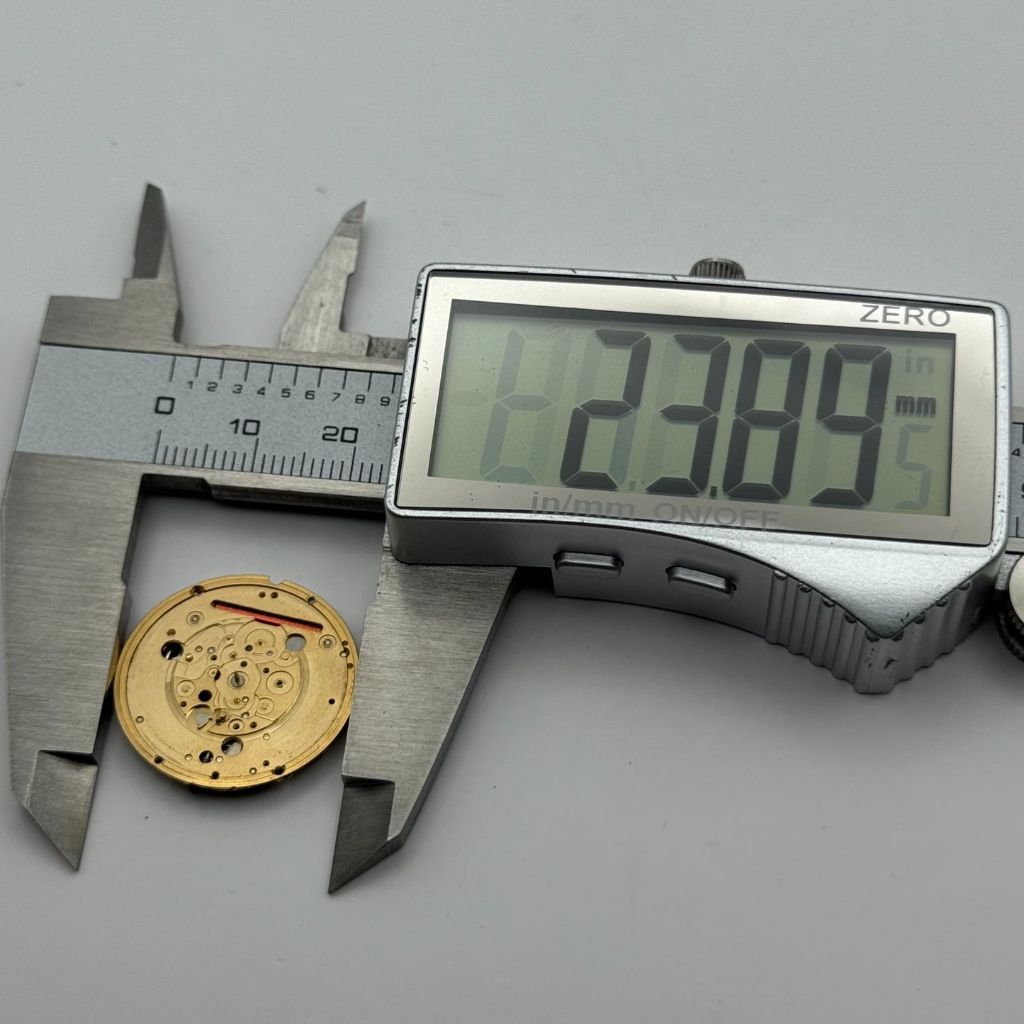 Omega 1430 Quartz Watch Movement 6 Jewels Swiss Vintage Parts Repair 23.8mm