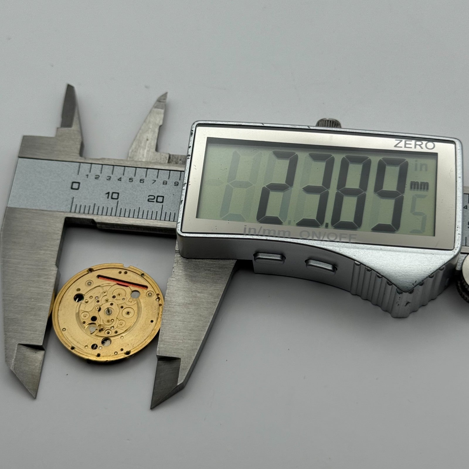 Omega 1430 Quartz Watch Movement 6 Jewels Swiss Vintage Parts Repair 23.8mm