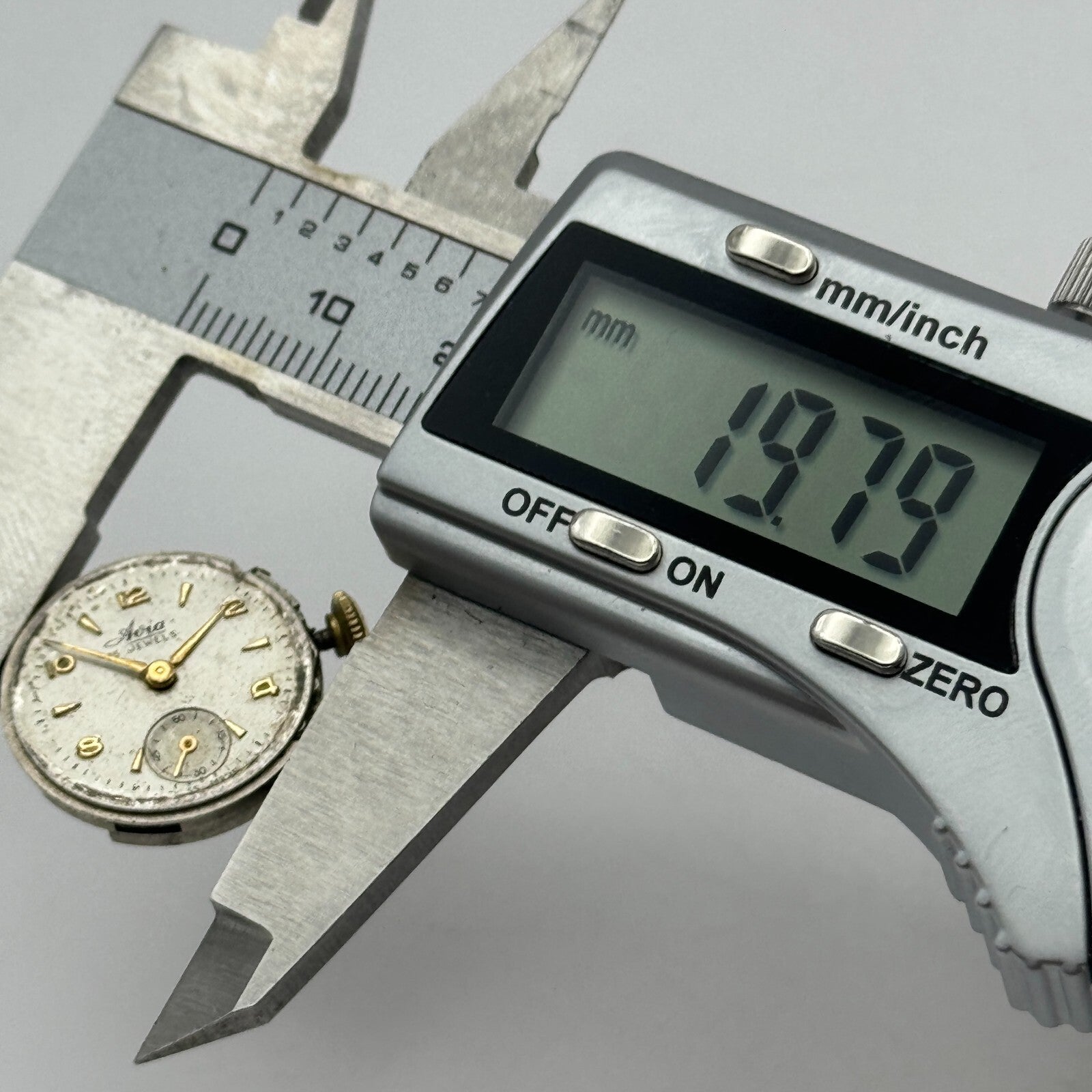 19.7mm Ladies Avia Derby D 40 Manual Wind Watch Movement Swiss Vintage PARTS