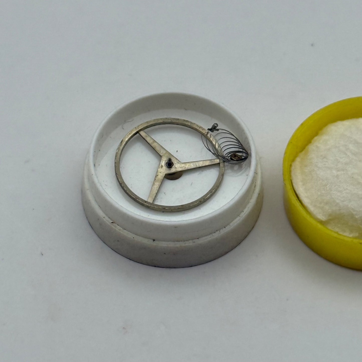 EB 1297 Balance Complete 5 1/4''' Renata 117 Watch Movement Parts Vintage DAMAGE