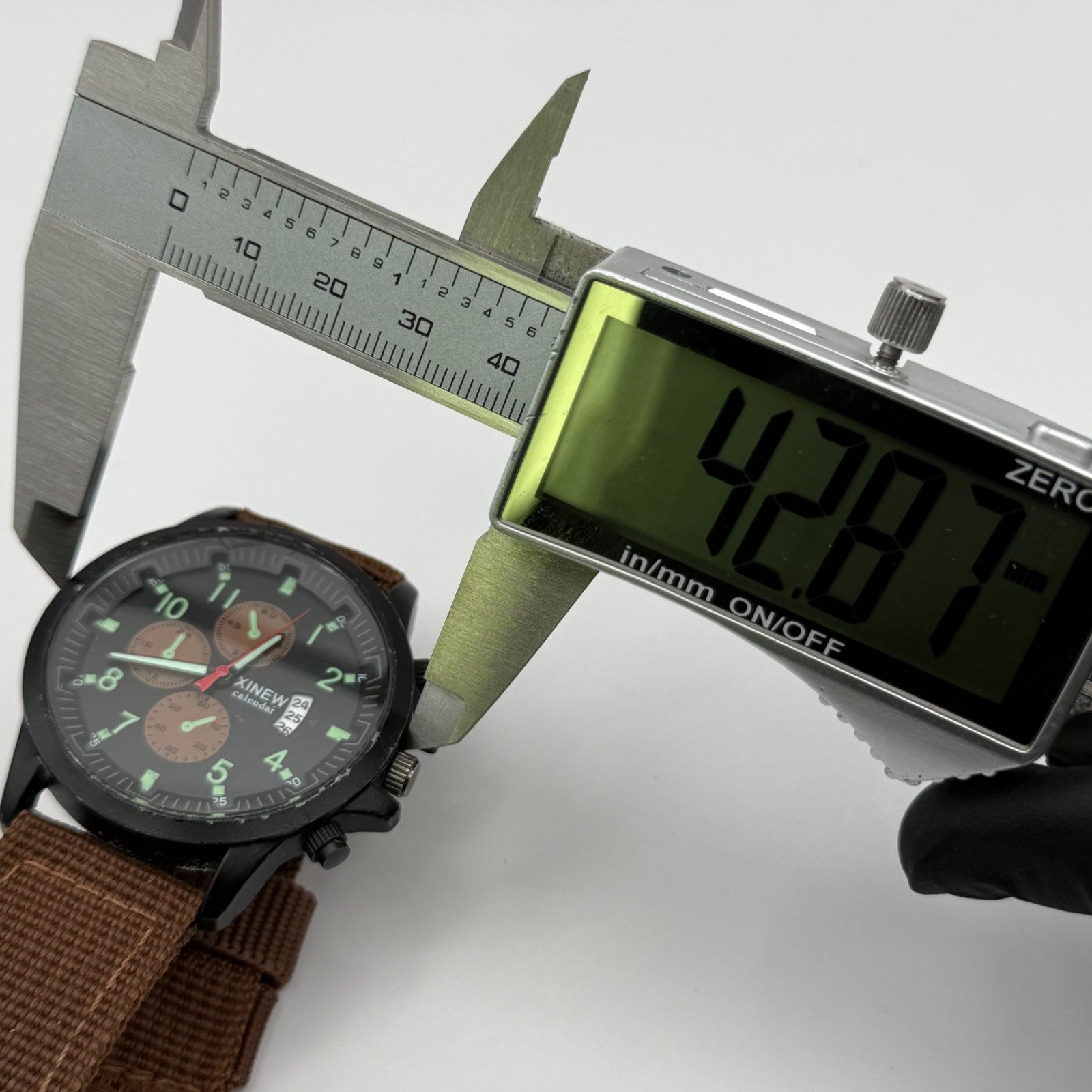 Xinew Men’s Quartz Chronograph Watch Calendar Dial Brown Strap Working 42mm