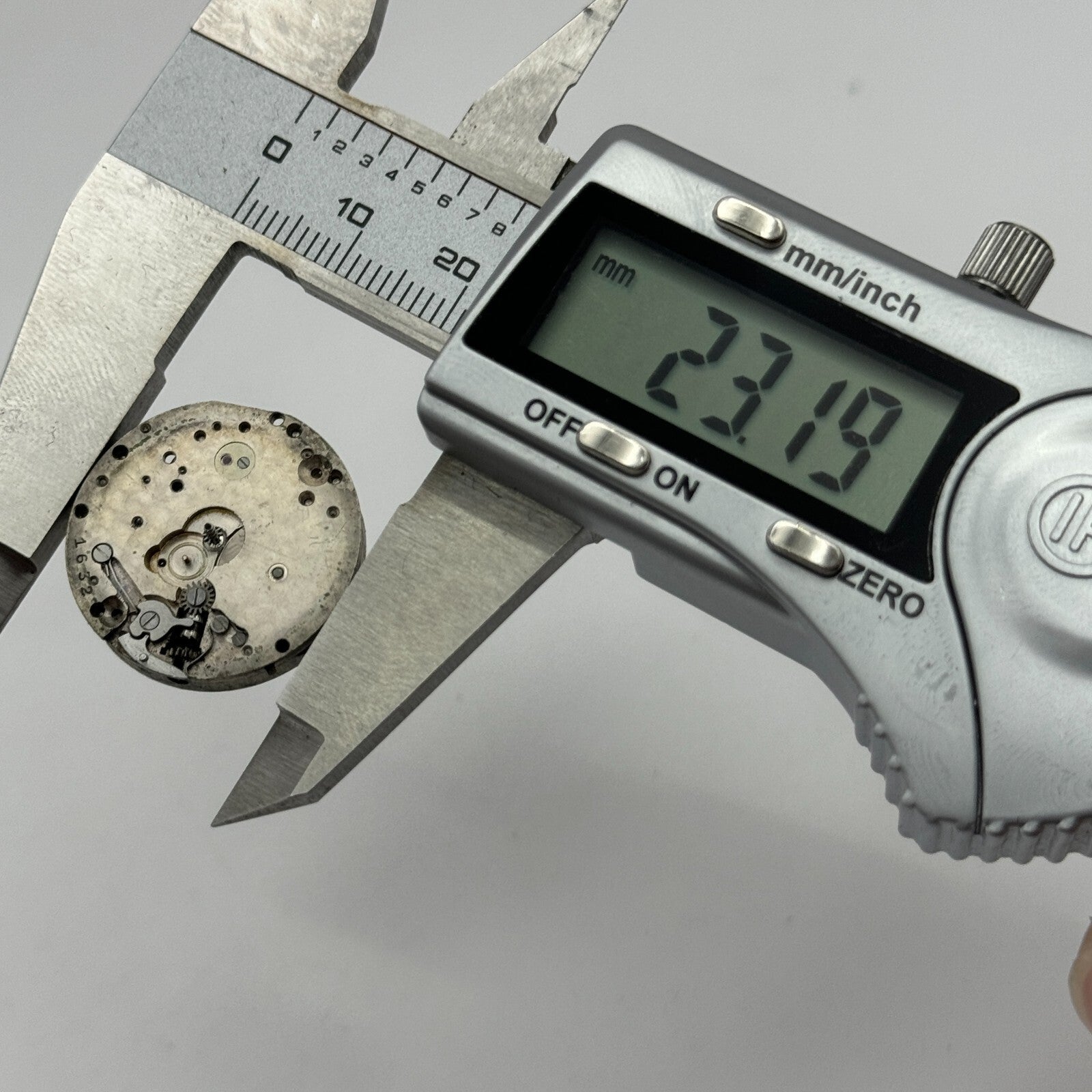 23.2mm Possibly Movado 15 Jewels 4 Adjustments Manual Wind Watch Movement PARTS