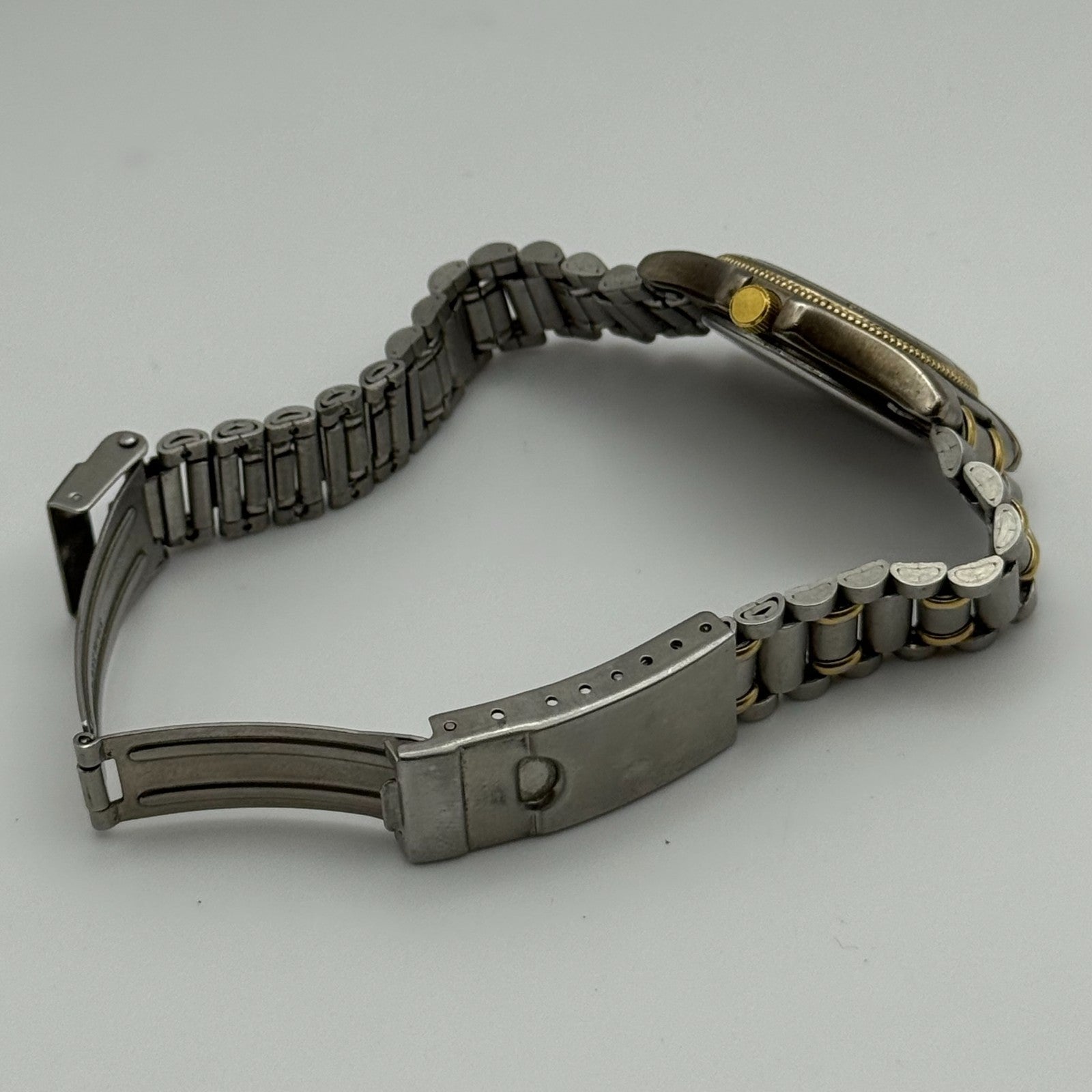 29mm Working Ladies Accurist WR50 Two Tone Date Dial Quartz Watch 5.5 Inches