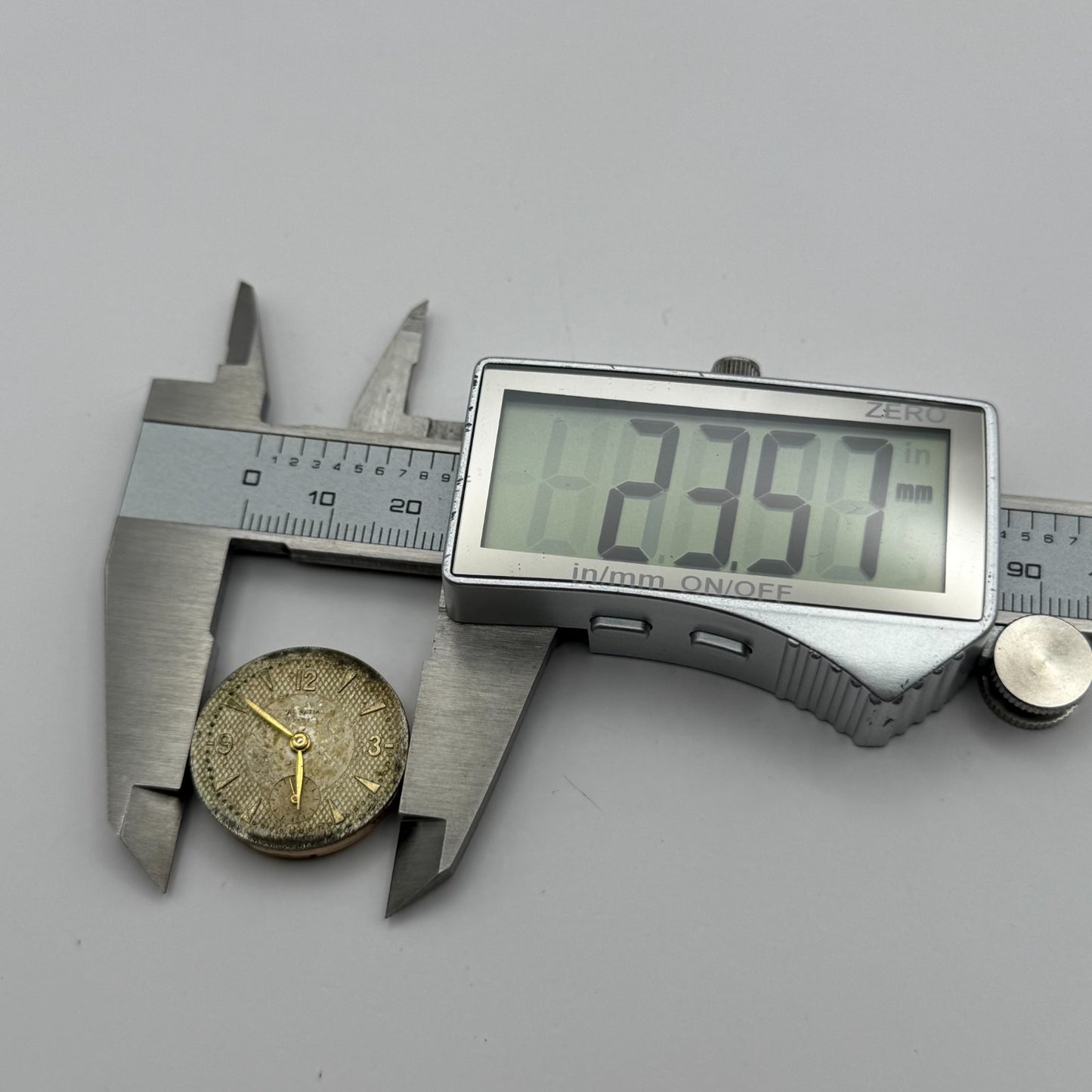 Helvetia 82C Watch Movement Manual Wind Vintage Swiss 17 Jewels Parts 23.1mm