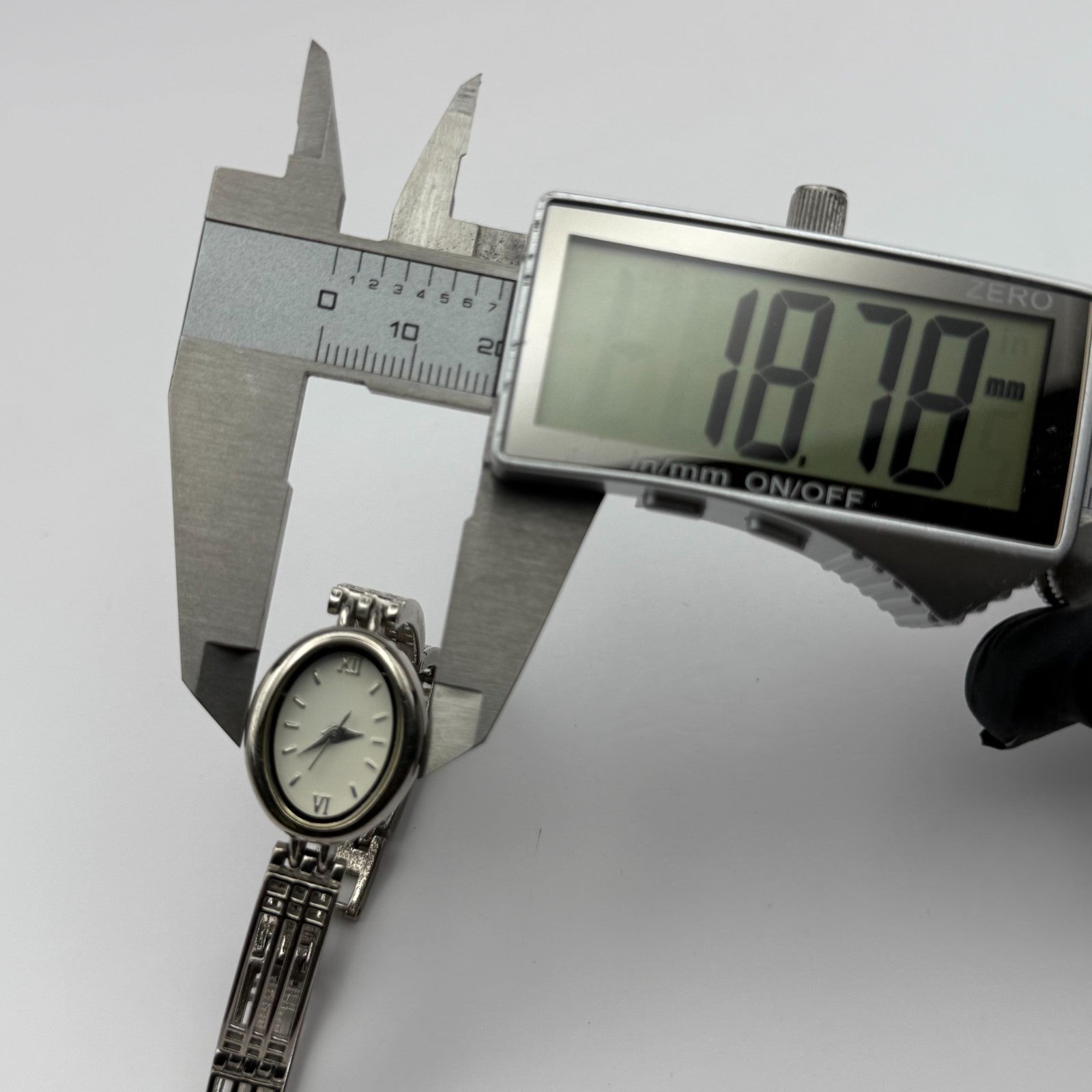 Ladies Quartz Watch Oval White Dial Silver Tone Bracelet Working 18mm 6 Inches